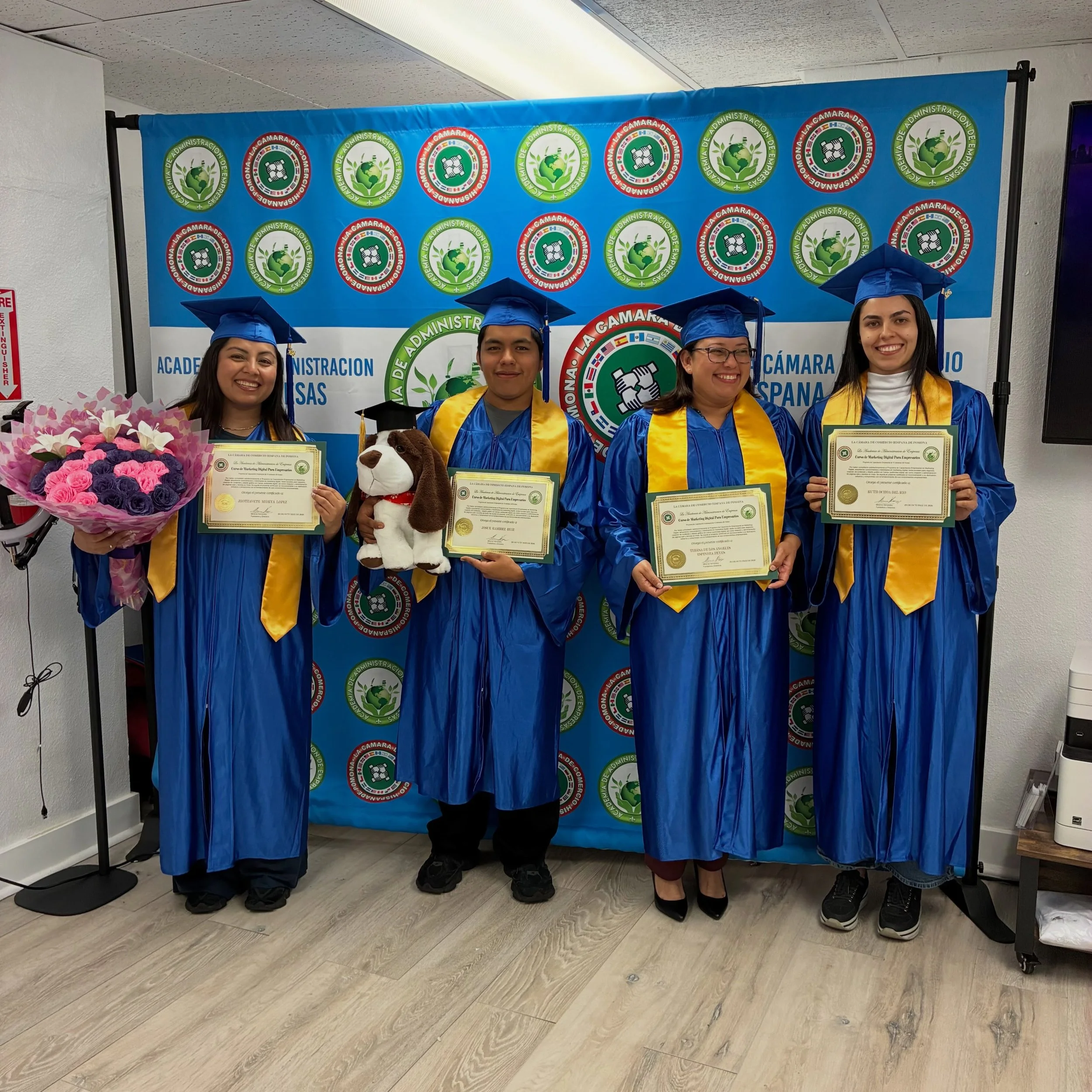 No hay felicidad m&aacute;s grande que ver las sonrisas de nuestros graduados! 

Cada sonrisa representa esfuerzo, dedicaci&oacute;n, sacrificios y sue&ntilde;os que comienzan a hacerse realidad. 🌟

Para nosotros, en la C&aacute;mara de Comercio His
