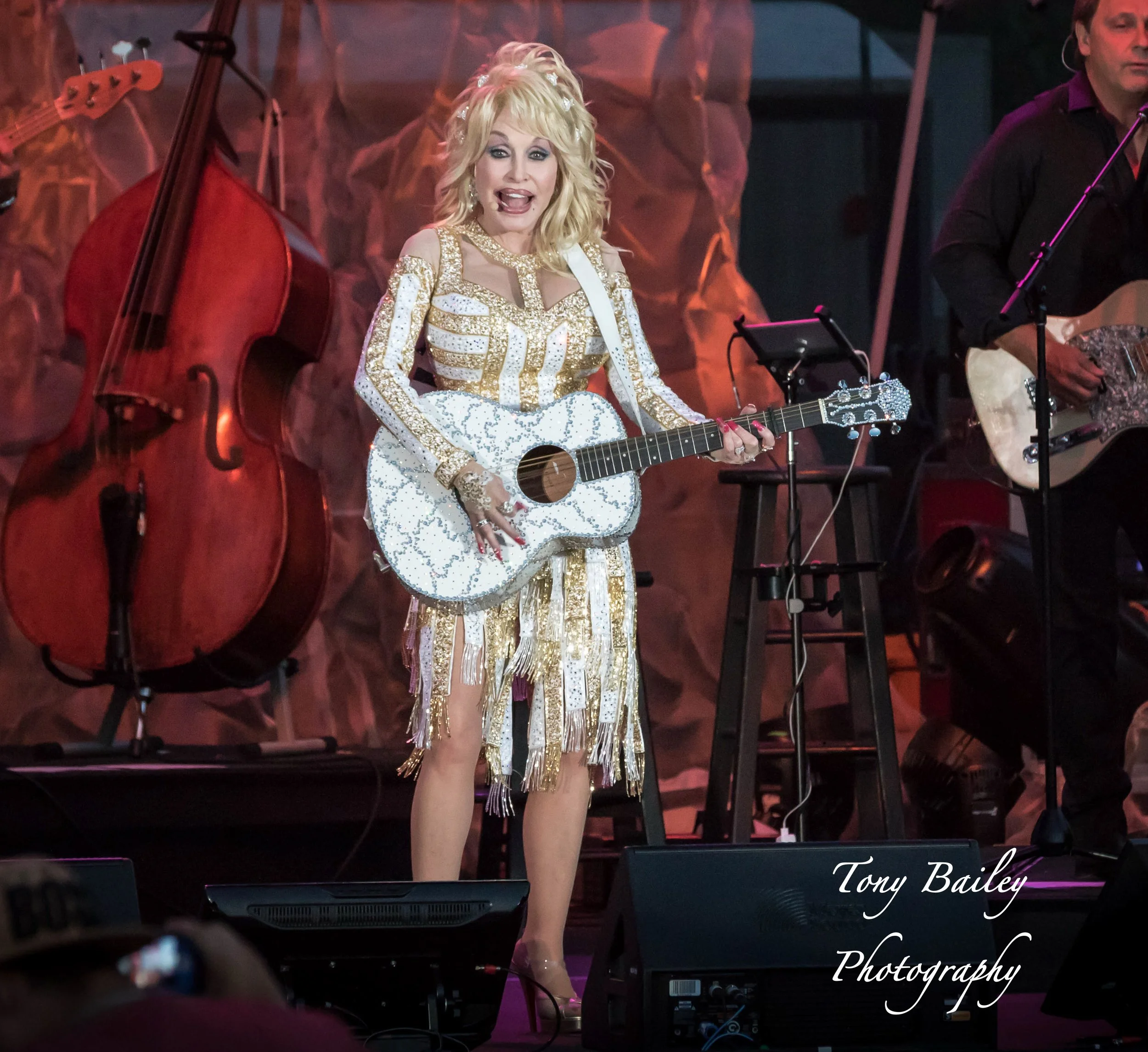 Dolly Parton at Jacks Caino 06-16-4.jpg