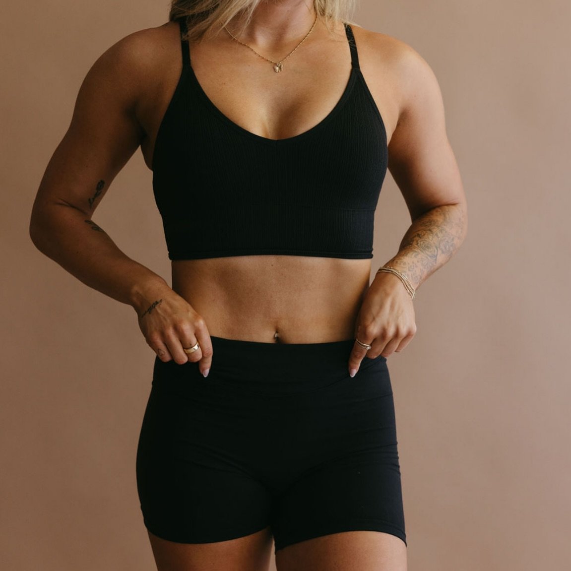 Why your spray tan isn’t a one-size-fits-all.
Let’s clear something up:
The bronzer in your solution isn’t just there to look pretty—it’s setting the tone of your entire tan.
Literally.
Here’s the truth most bran