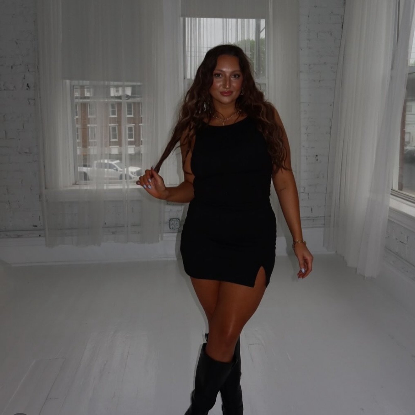 Maybe she’s born with it, or maybe it’s BOMBSHELL✨
Our newest solution at Glazed Sunless is disrupting the industry with its rich, deep, + intense bronzers and absolutely stunning dark developed color.
@bronzeybrunette slayed these tans
