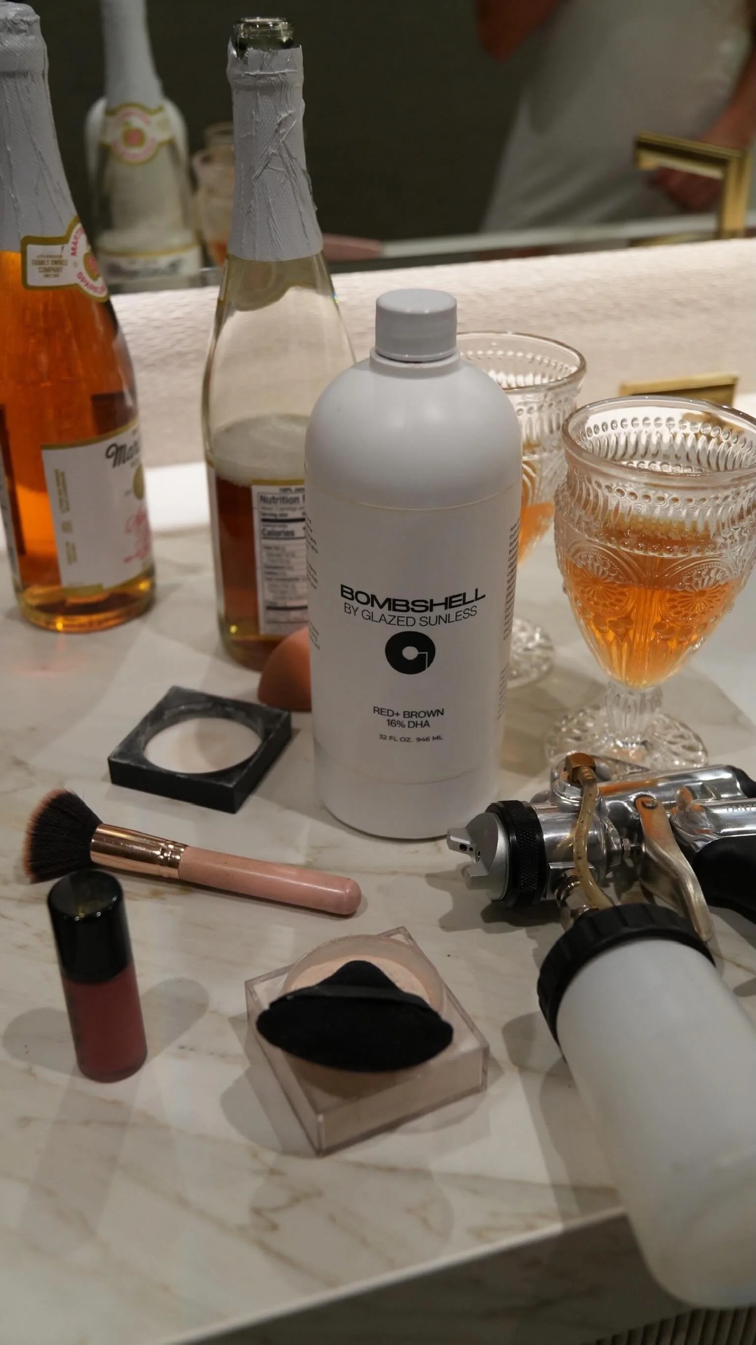 THROWBACK to the day that I fell in love with and knew that I had to launch Bombshell β¨π₯
Red + Brown bronzer blend
16% DHA
If you’re looking for rich, deep, and dark- this is it Glazed babes.