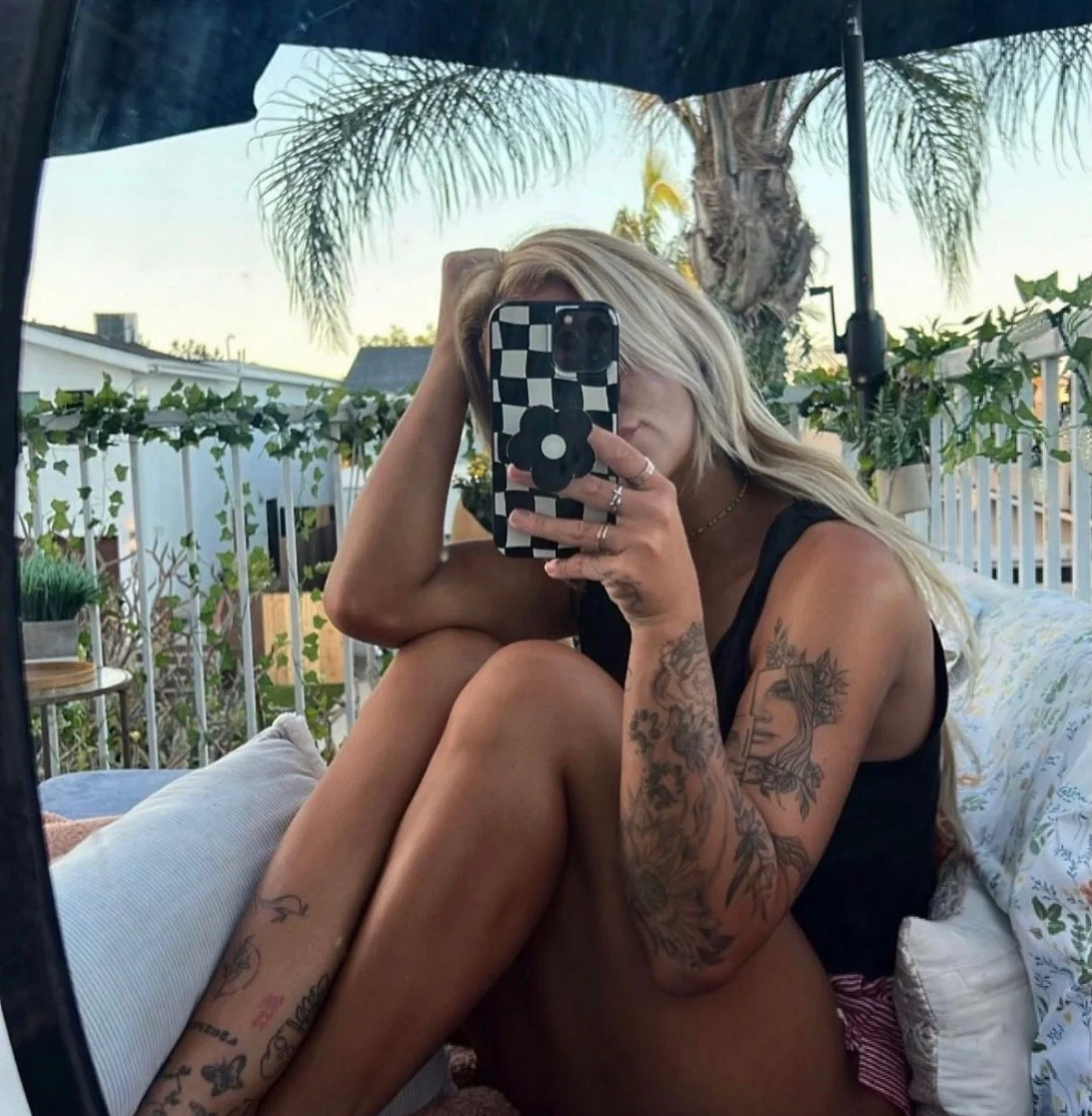 Glazed AF Violet 🤎 Our deep chocolatey brown solution that artists reach for when they want depth, dimension, and a truly stunning bronze. 

Formulated with a blend of vibrant violet bronzers and neutral brown bronzers, AF Violet develops into a neu