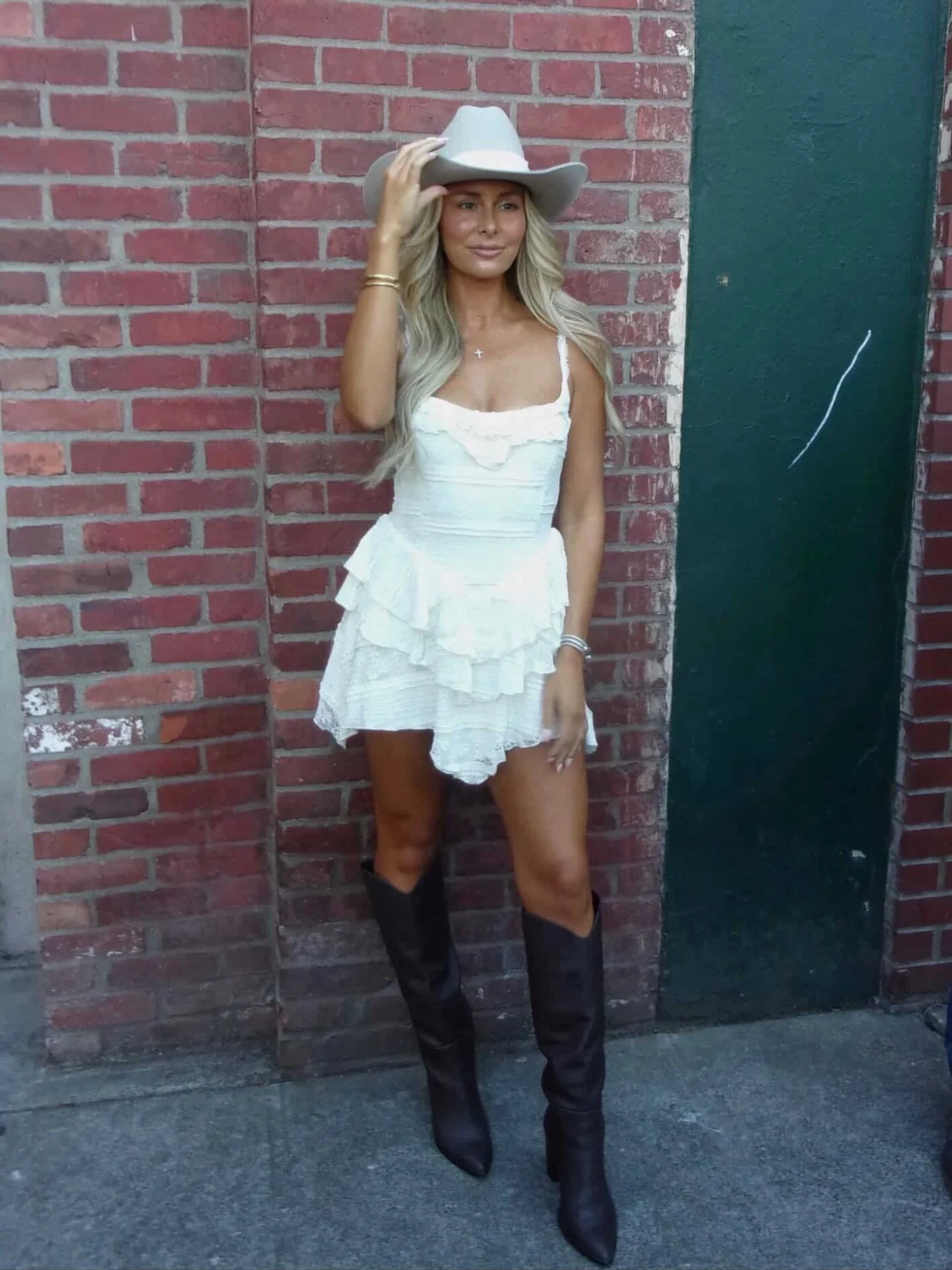 We just know that you&rsquo;ll want all of the details on this GORGEOUS bronze&hellip; so here you go👇 

Bombshell rinsed @ 4 hours✨

We know that this is going to be the solution of the spring + summer, if you haven&rsquo;t tried it&hellip; its tim