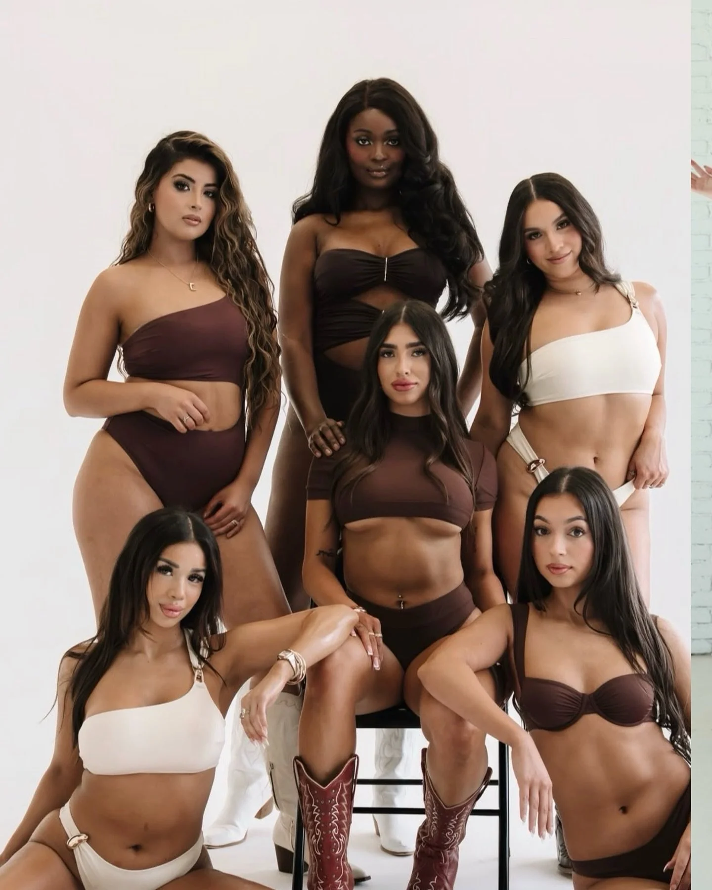 A solution for every client✨🤌🏽

From rich, deep browns&hellip; to smoky, muted neutrals&hellip; to sunkissed golden tones- every bronzer blend in the Glazed Sunless lineup was intentionally created with artists and their in mind.

Our line may be s