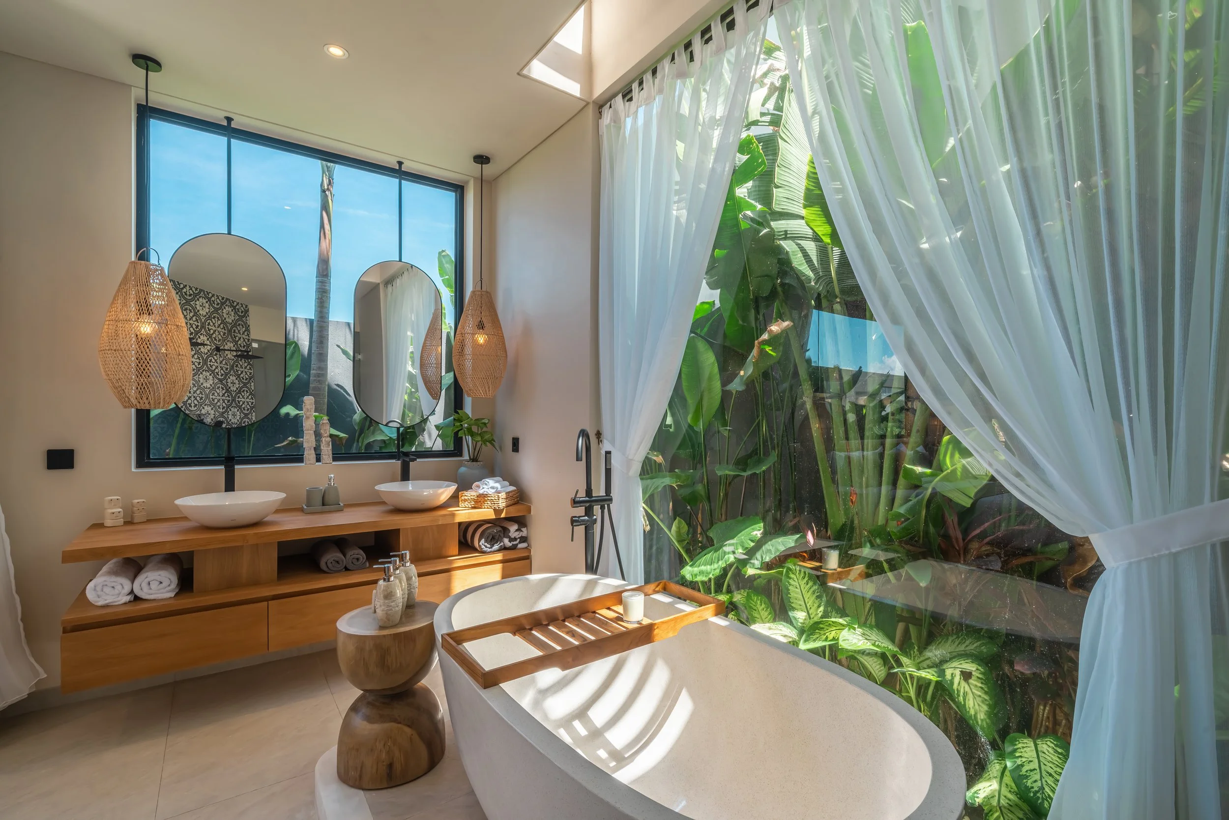 CONTEMPORARY VILLA WITH MEDITERRANEAN TOUCH - 2 BEDROOM - PERERENAN (copie)