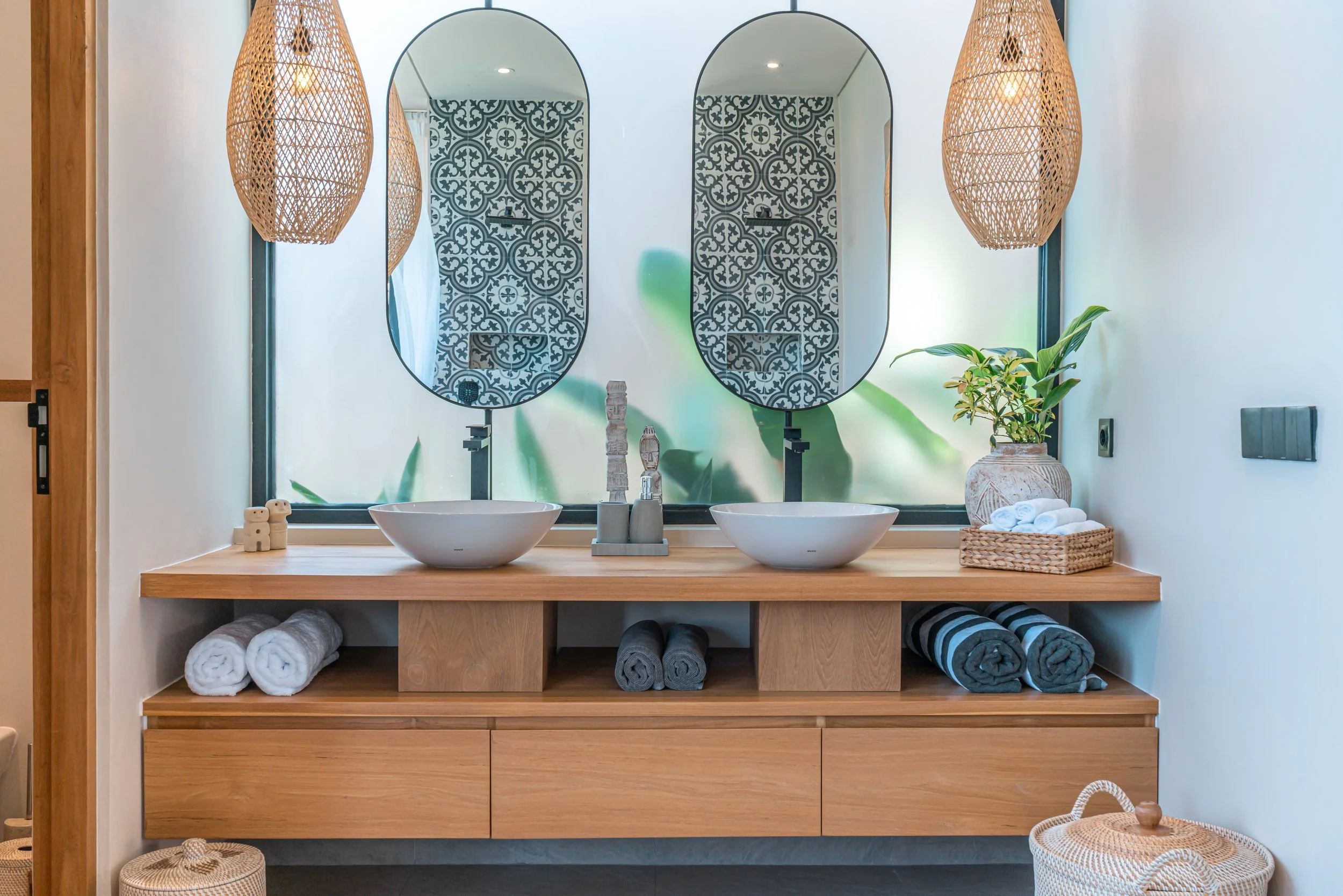 CONTEMPORARY VILLA WITH MEDITERRANEAN TOUCH - 2 BEDROOM - PERERENAN (copie)