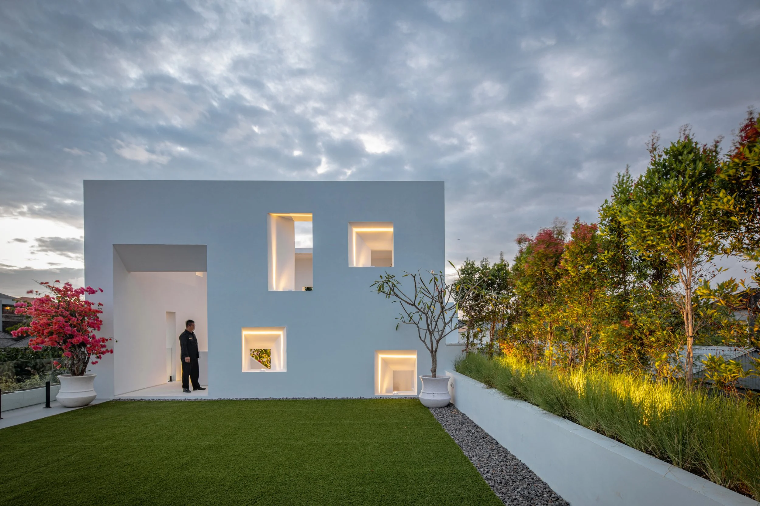 STUNNING ARCHITECTURAL RESIDENCE - 5 BEDROOM - BERAWA - CANGGU