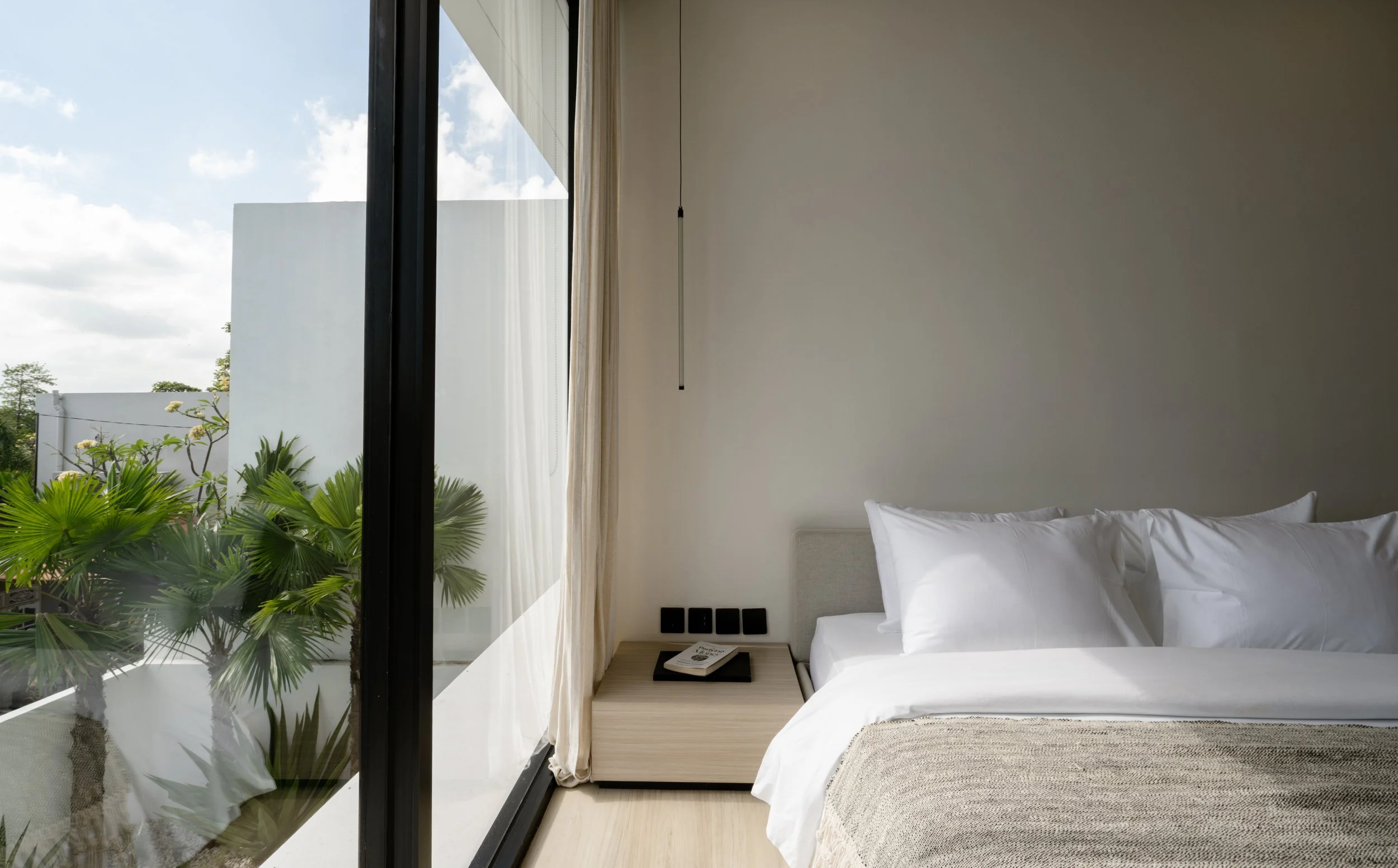 BRIGHT MINIMALIST VILLA - 2 BEDROOM - PERERENAN