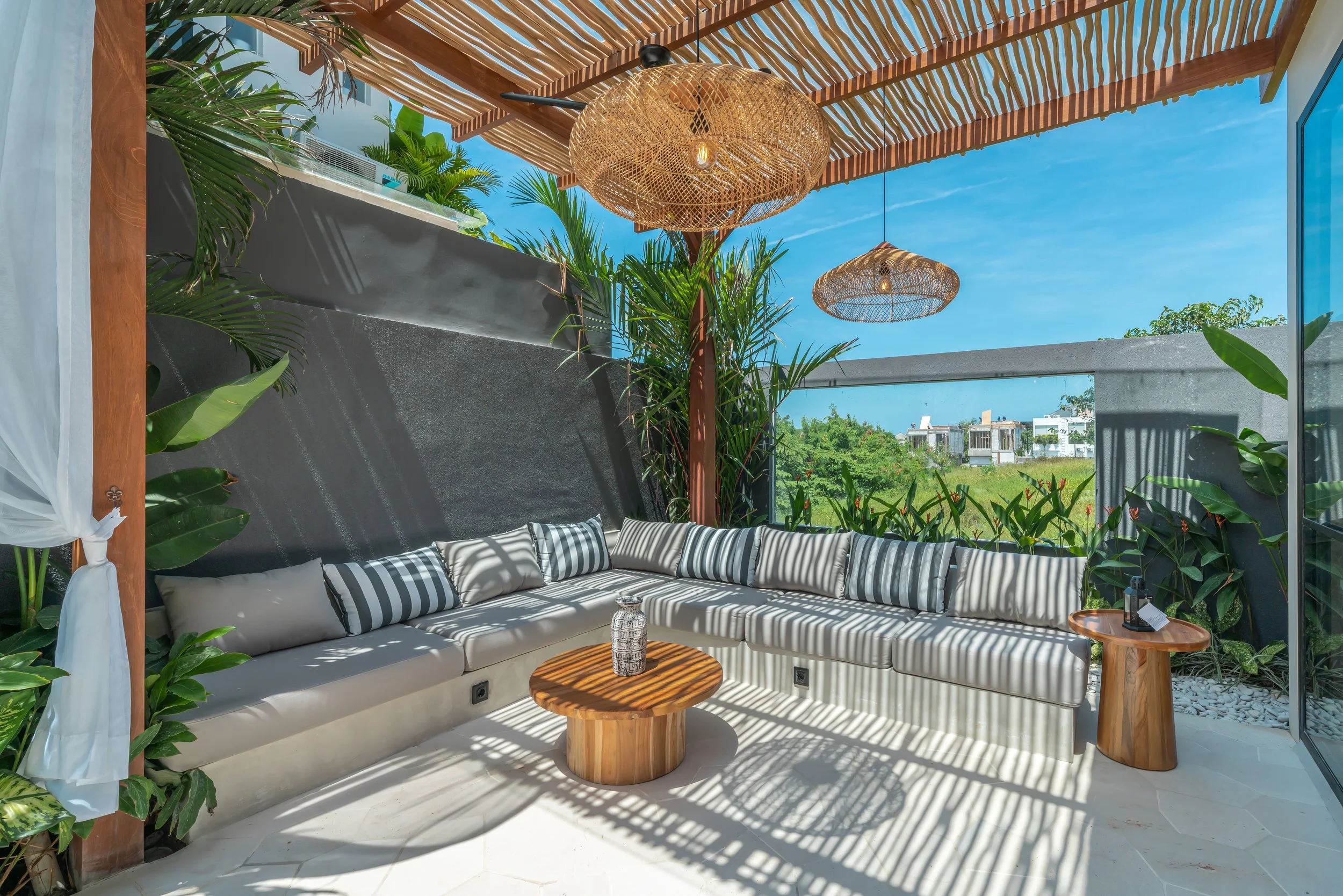 CONTEMPORARY VILLA WITH MEDITERRANEAN TOUCH - 2 BEDROOM - PERERENAN (copie)