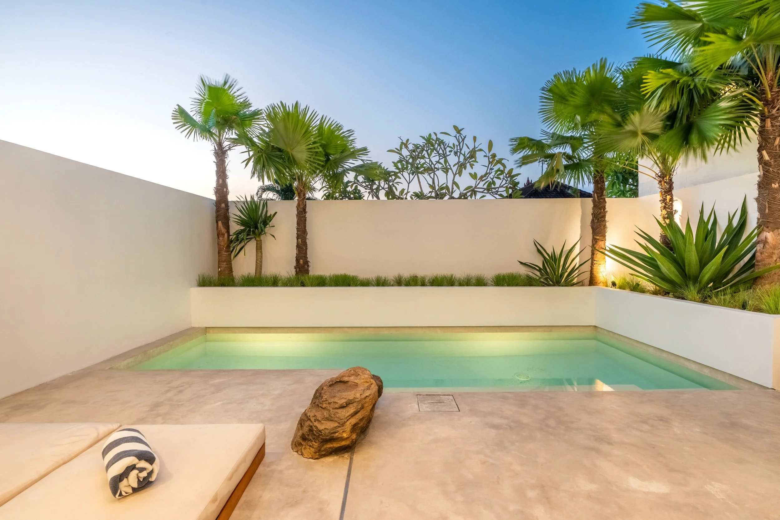 BRIGHT MINIMALIST VILLA - 2 BEDROOM - PERERENAN
