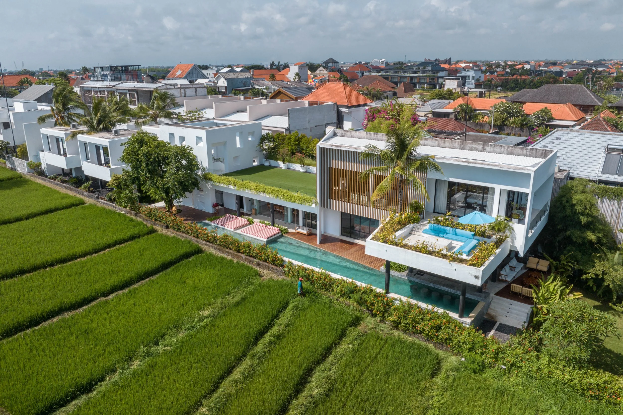 STUNNING ARCHITECTURAL RESIDENCE - 5 BEDROOM - BERAWA - CANGGU