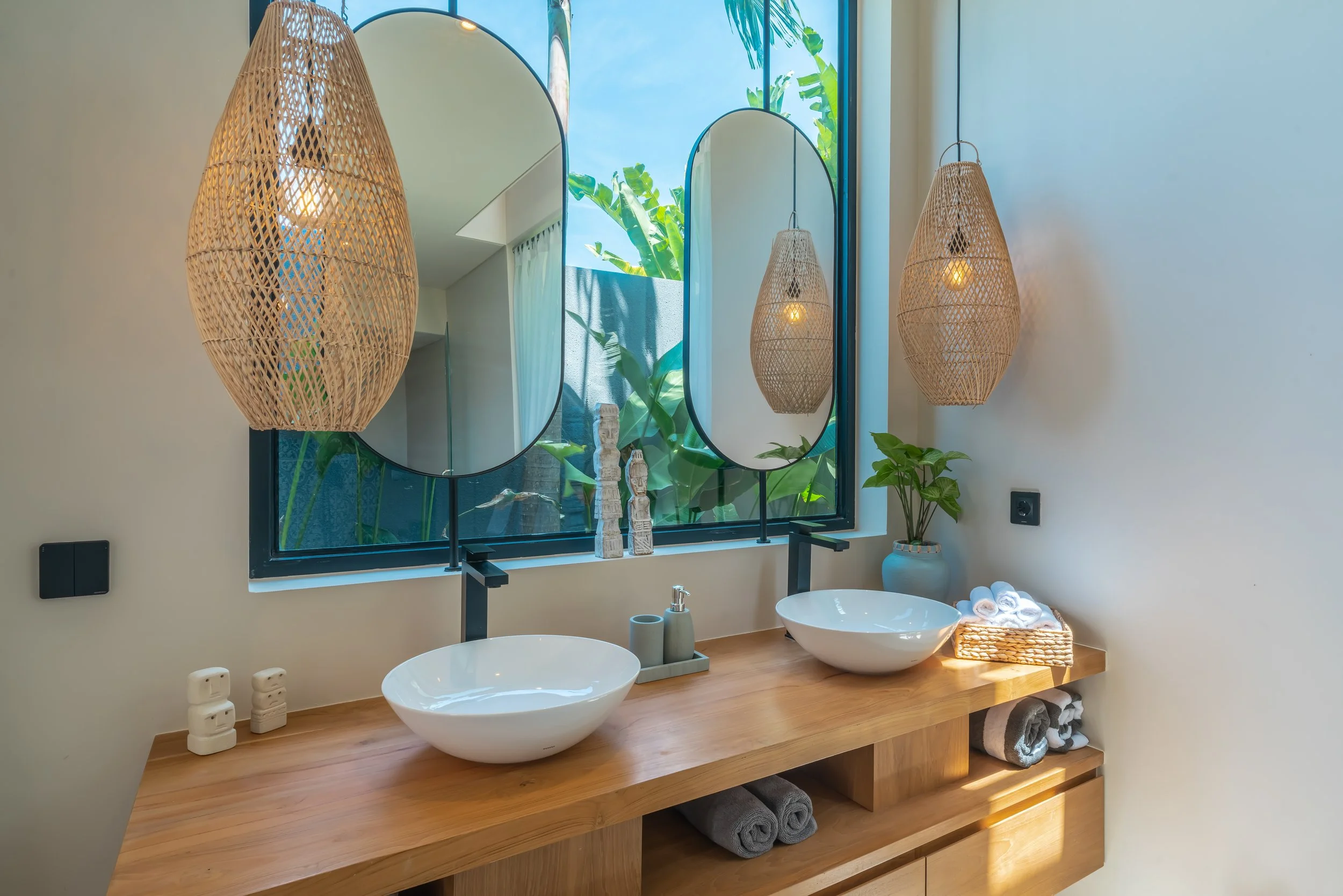 CONTEMPORARY VILLA WITH MEDITERRANEAN TOUCH - 2 BEDROOM - PERERENAN (copie)