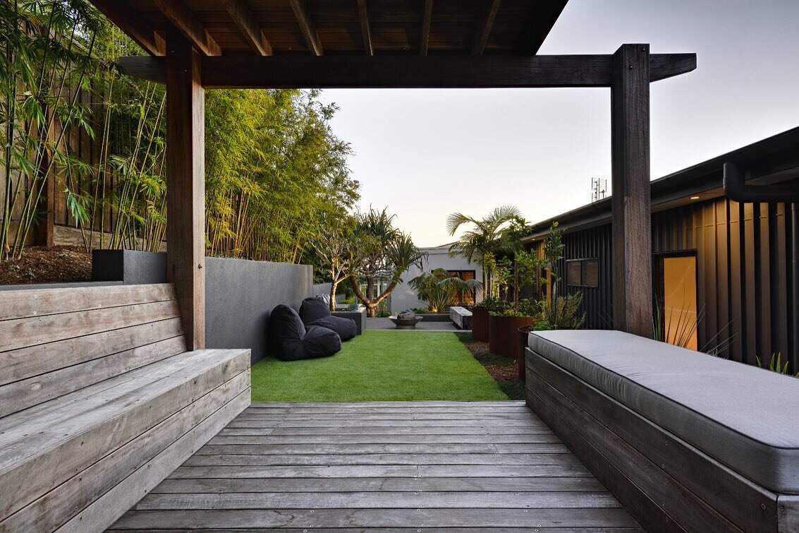 With clever design, small backyards can still offer plenty of outdoor living options. This design converted what could have been an unused area behind the house into a great looking and highly functional outdoor entertaining area.  It&rsquo;s now an 