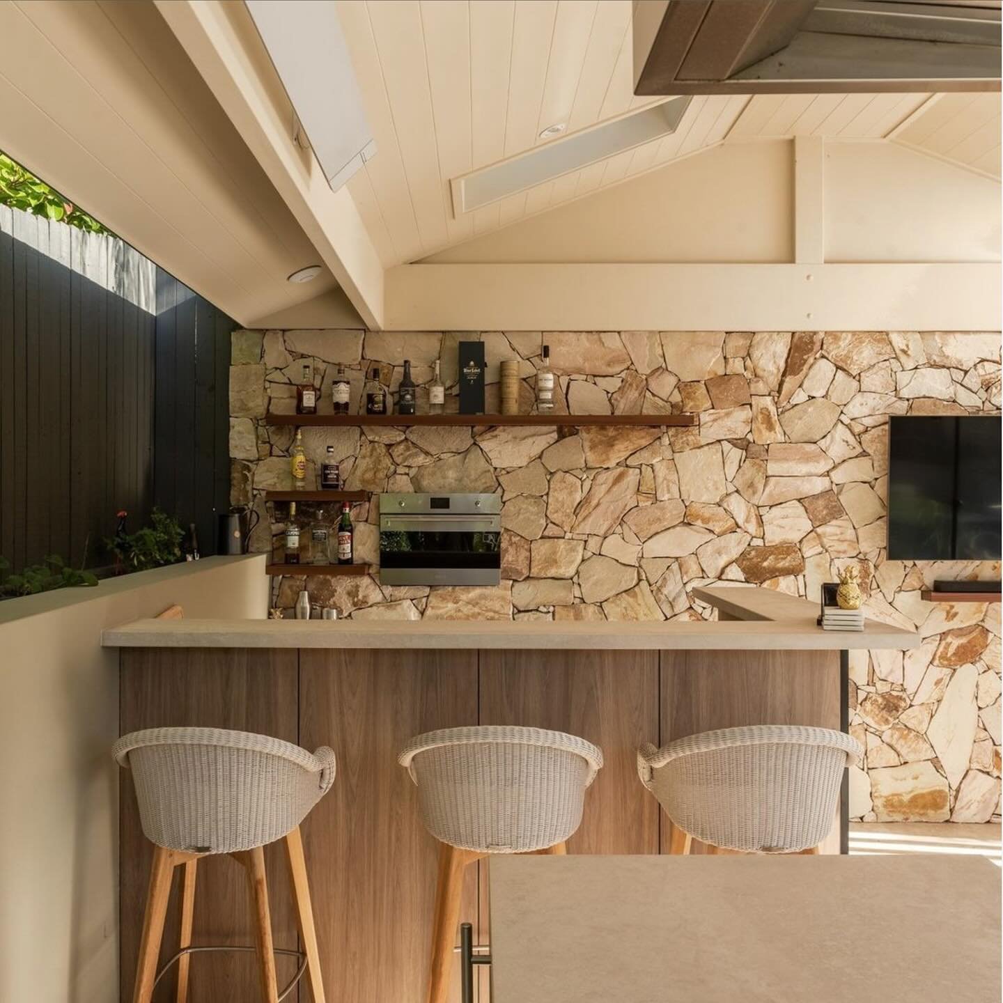 This pool house design was all about maximising the clients outdoor entertaining space around the pool. The natural stone feature wall begs visitors to enter the space.
.
.
#poolhouse 
#poolsideentertainment
#poolcabana
#landscapedesigner
#ldi_member