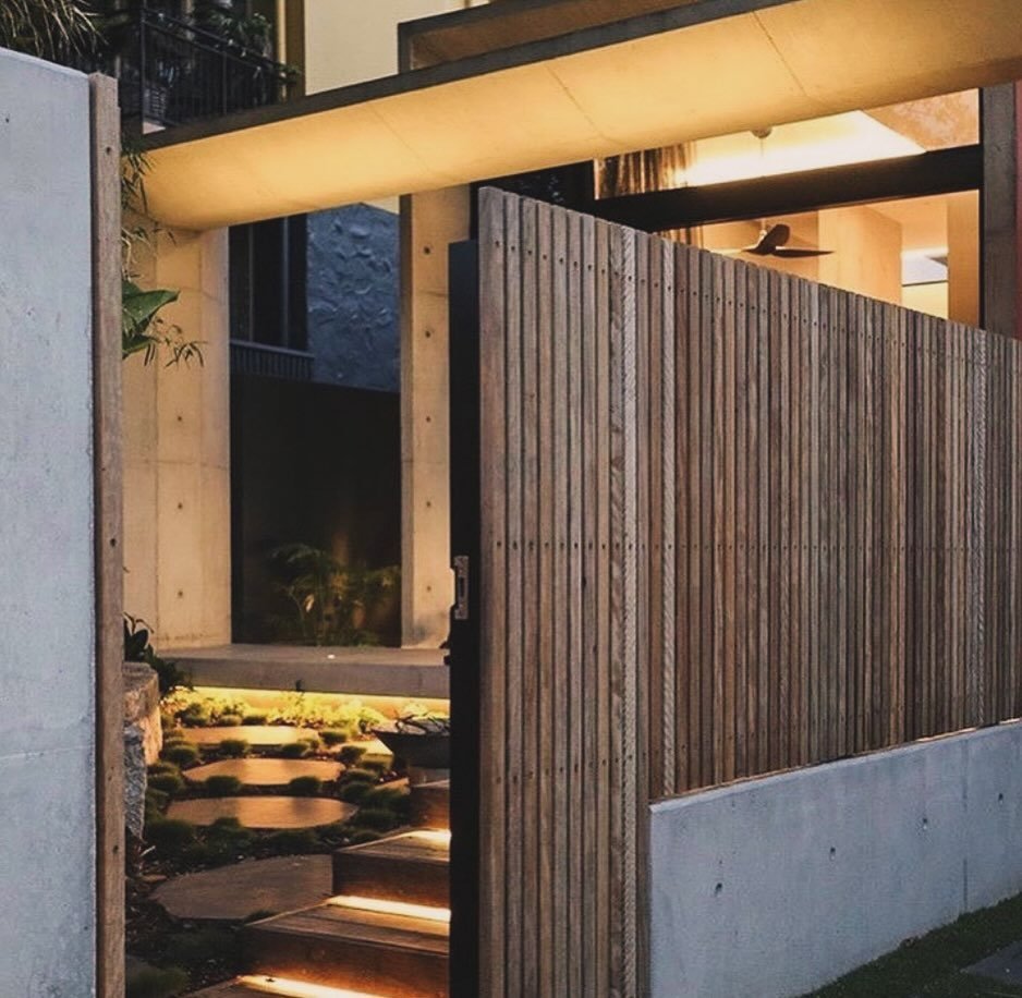 Off form concrete and natural hardwood timber battens are the perfect combination for the front entry for this contemporary residence.

Home by @reitsmaassociates and @grayconstructiongroup
Landscaping by @livingstyleco and @fluidlandscapedesign
Phot