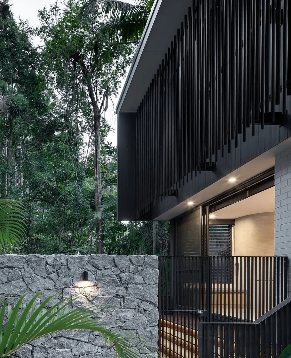 Throw back to this Noosa project we completed a few years ago. Still one of our favourites. A luxury coastal rainforest look, designed to be timeless. 
Project in conjunction with 
@out_of_the_void 
@sxconstructions 

#noosastyle #coastalretreat #noo