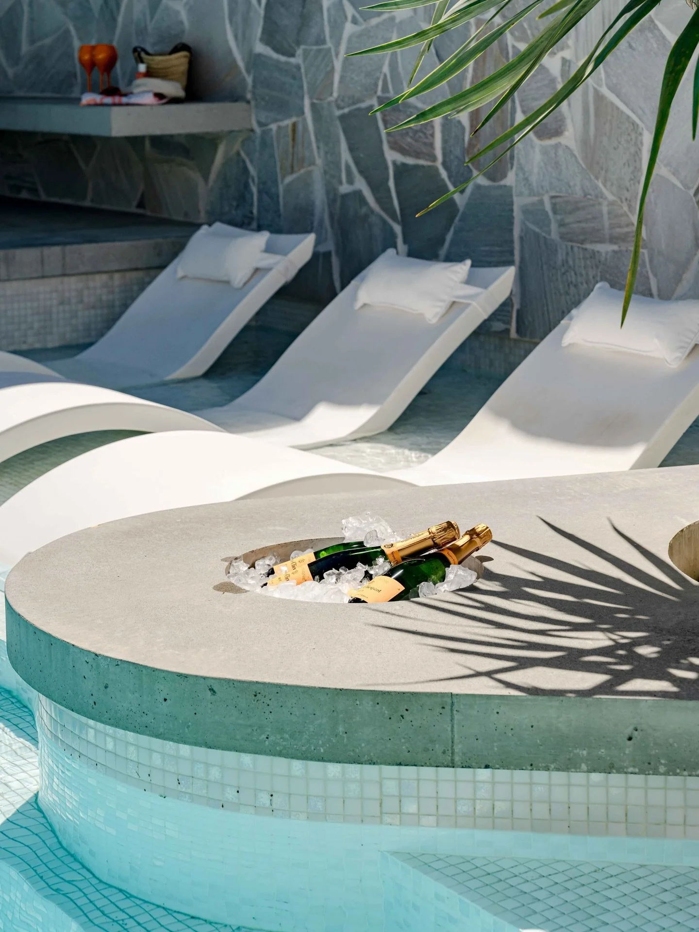 Friday Feels with some poolside luxury 🥂

Designed by @fluidlandscapedesign
Photography @_boltmedia 

#happyfriday #poolsideluxury #champagne