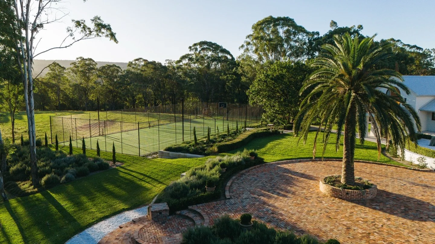 Golden hour on acreage&hellip; where the day slows down and the view does the talking. 
Landscape and outdoor living designed by @fluidlandscapedesign
House by @adancreativedesigns and @hamikluxuryhomes

#AcreageLiving #InfinityPoolDesign #LuxuryLand