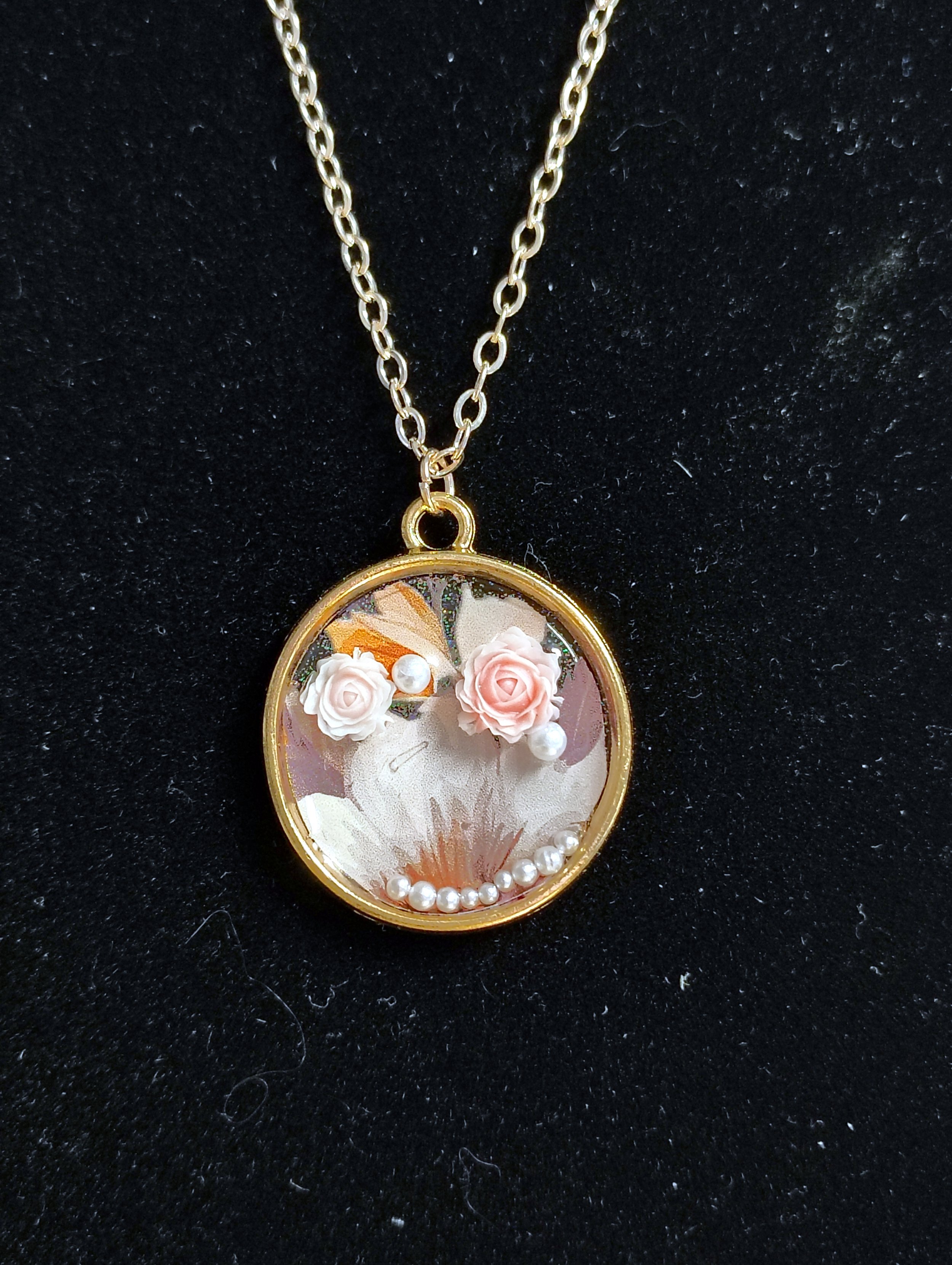 Necklace-GoldRoundFlowersAndPearls2.jpg
