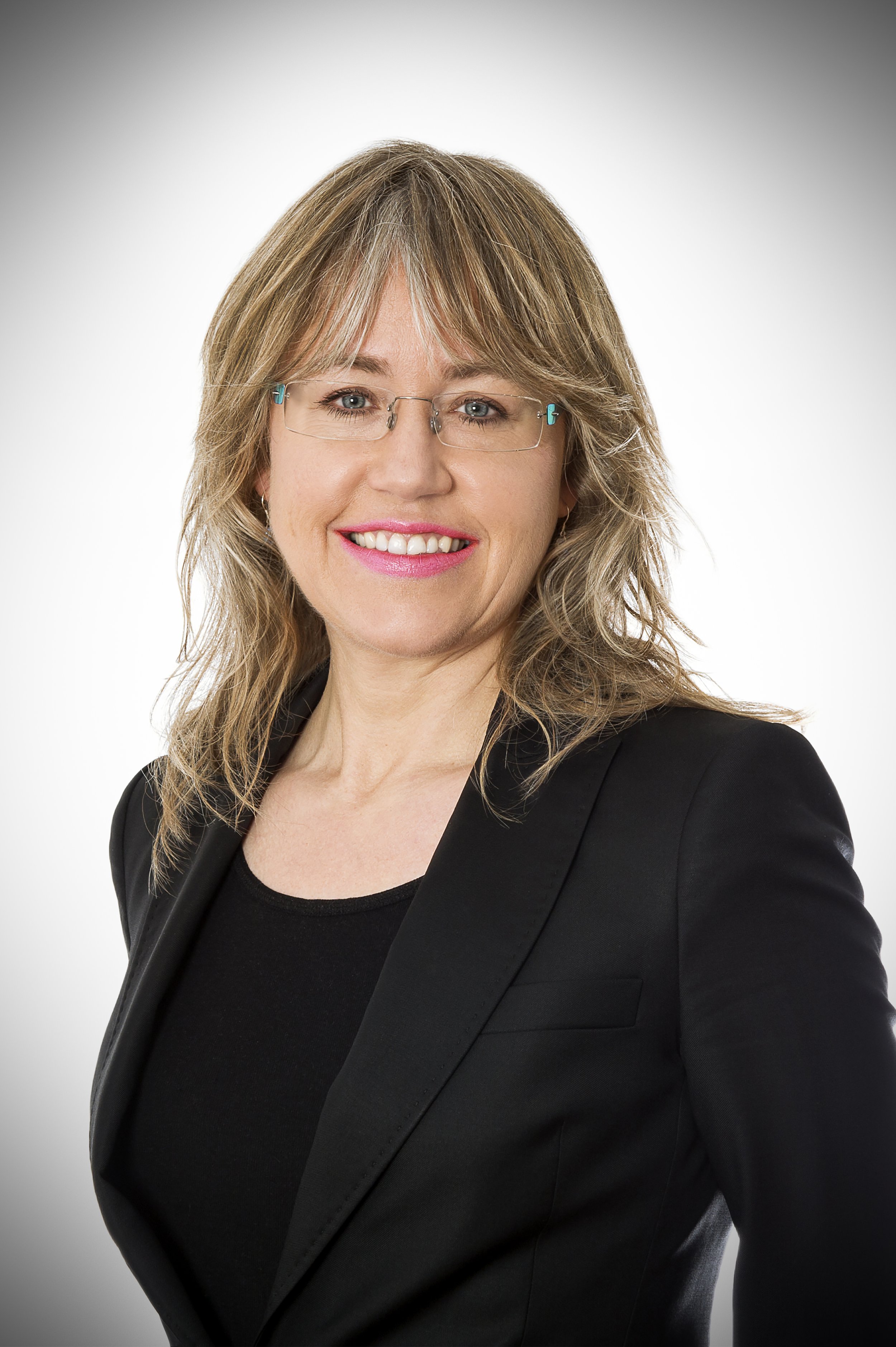 Business headshot photography female smiling at camera.