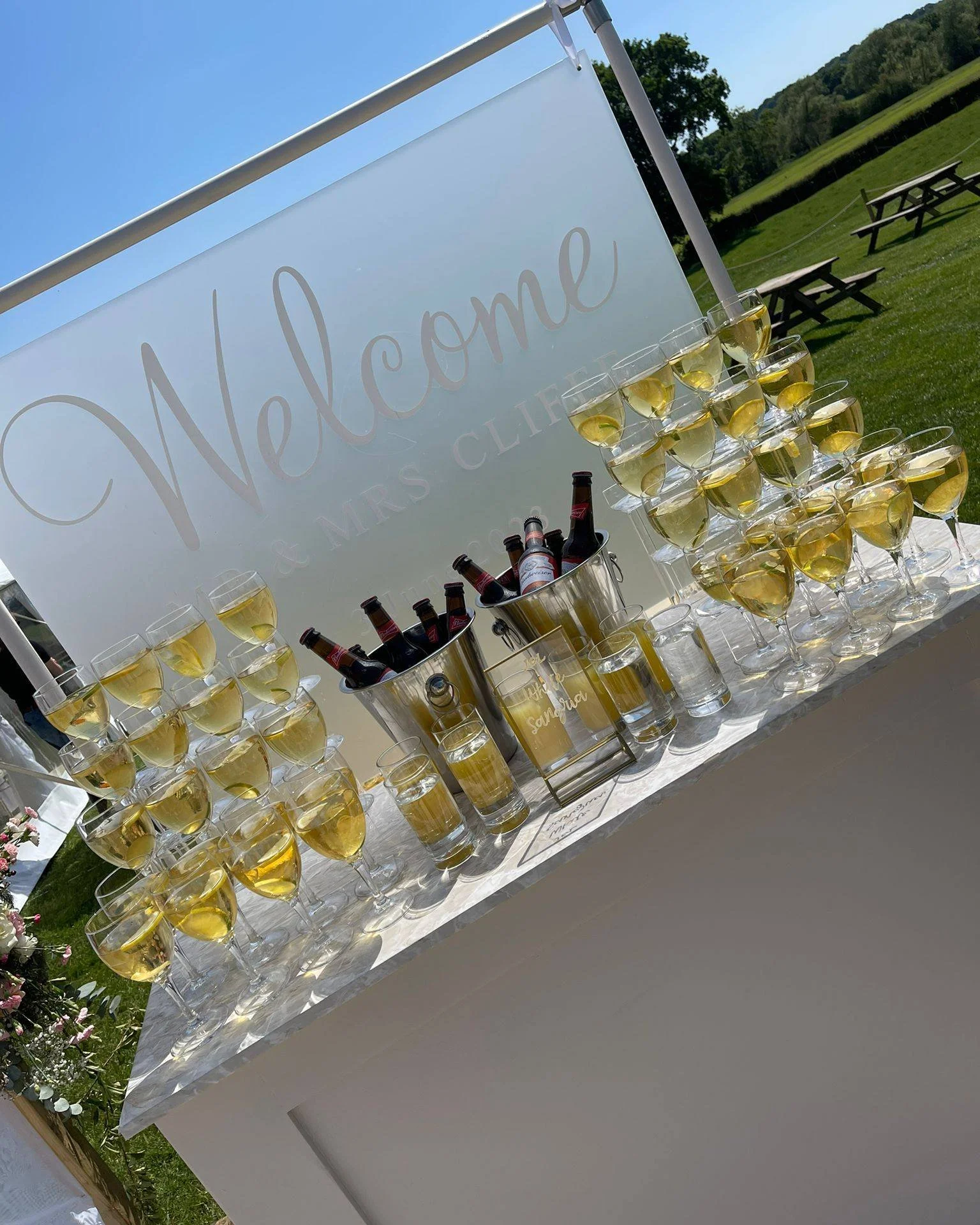 Welcoming your guests in style 🤍✨

Our elegant ivory welcome station is the perfect place to serve those all-important arrival drinks. A timeless design that adds a soft, refined touch and sets the tone from the very first sip 🥂

Because every unfo