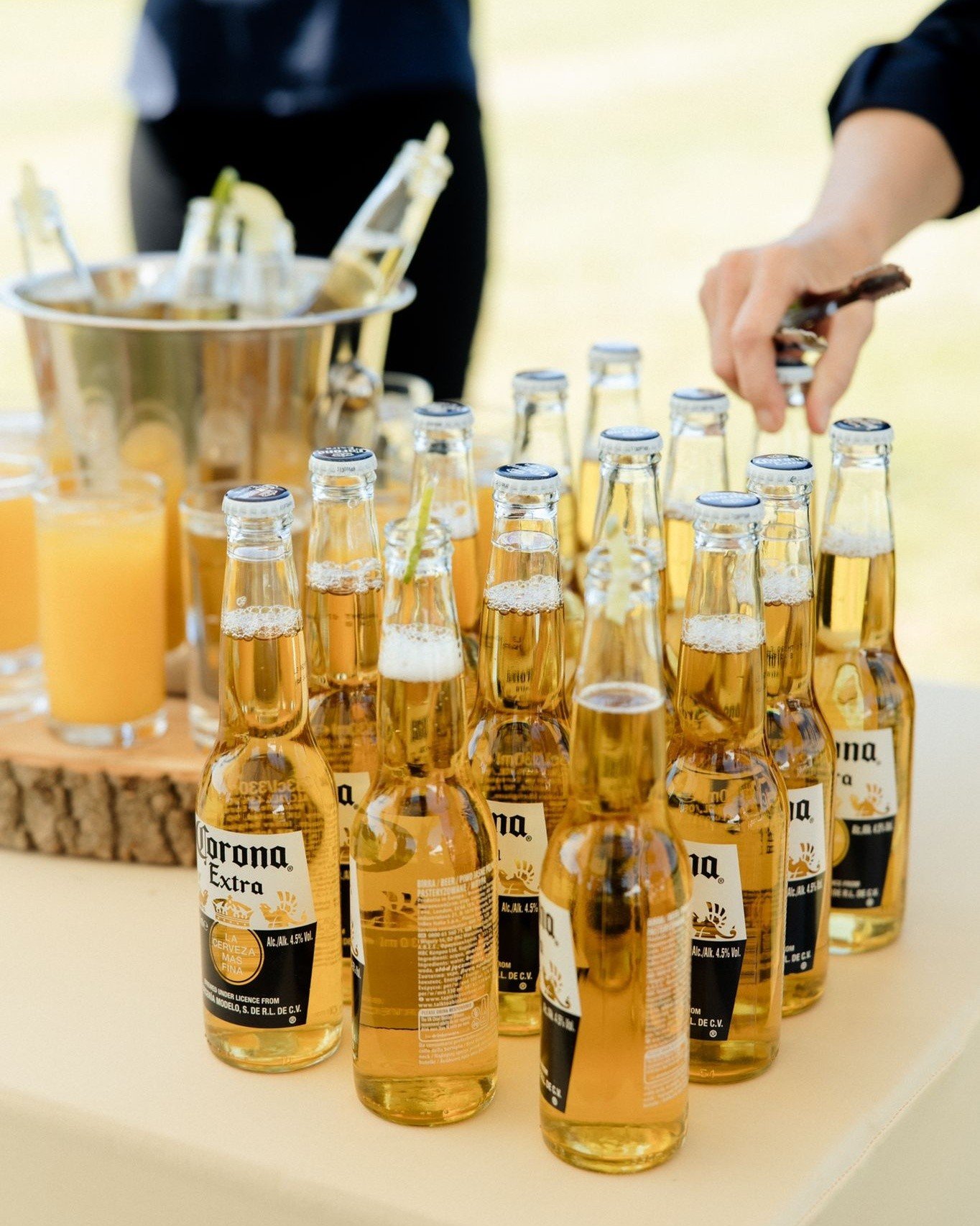 Ice-cold Corona, a fresh slice of lime, and not a care in the world 🍺

Simple, classic, and always a good idea.

#hudsonrosebarsandevents #coronatime #receptiondrink #mobilebarhire #marqueewedding