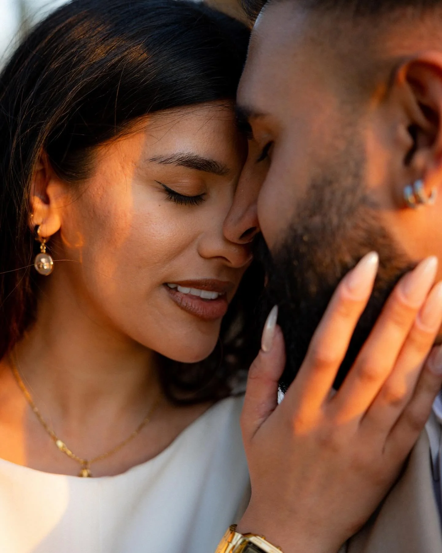 Last Friday, this gorgeous couple got engaged at Dinton Castle in Aylesbury. Rand asked @thecotswoldproposalplanners to set up a beautiful proposal with @sunsetcinemacompany and hundreds of real roses. Sharan and Ran got engaged in the golden glow of