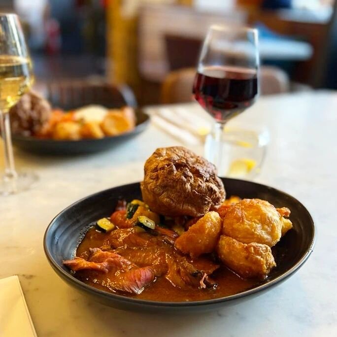 ON SUNDAYS WE ROAST 🤌🏻 who else is getting their crispy potato fix today??

 Vegetarian option available 🧡 Book via link in bio or drop us a message with any questions!

#SundayRoast #Sunday #Roast #e1 #oldapitalfieldsmarket #delicious
#spitalfiel