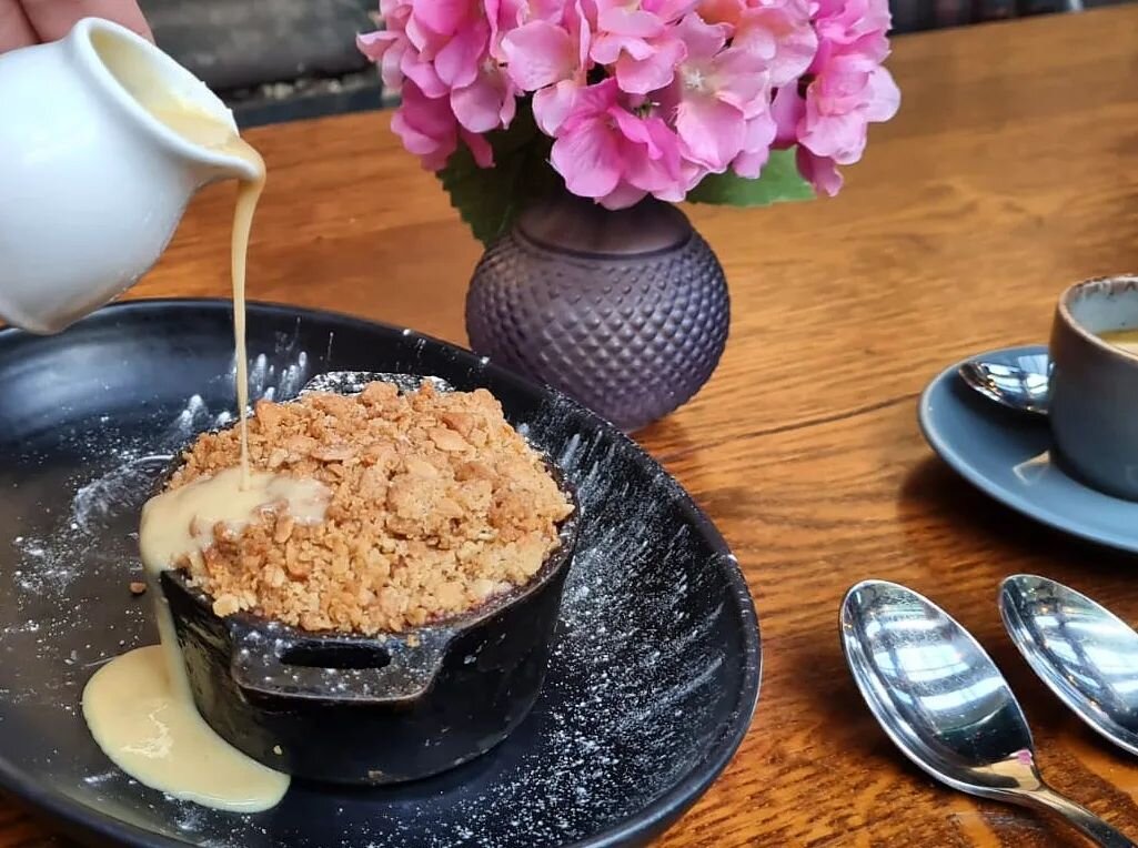 As autumn fills the air, we fill your bellies with delicious crumbles 🍂 Apple &amp; blackberry crumble with Creme Anglaise on the menu NOW.

#crumble #applecrumble
#appleandblackberry #pudding #dessert #autumn #e1 #spitalfields #restaurant #oldapita