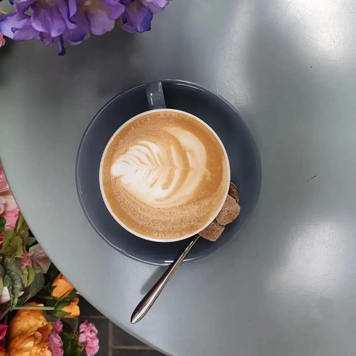 ☕️🌺 Fancy a change of scenery from working at home or the office today? Come set up with us here!

We have good coffee, great food &amp; a fully stocked bar if you decide you need something stronger 🤭 #HumpDay 

#coffee #cappuccino
#goodcoffee #lat