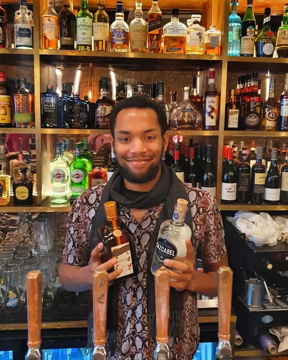 Appreciation post!! This is KEZ, the man behind our current best selling cocktail 'Limelight' 💚 Swipe to see his insanely delicious cocktail (+ if you haven't tried it this is your sign to!!)

✨️Limelight; tanqueray rangpur, elderflower liquer, appl