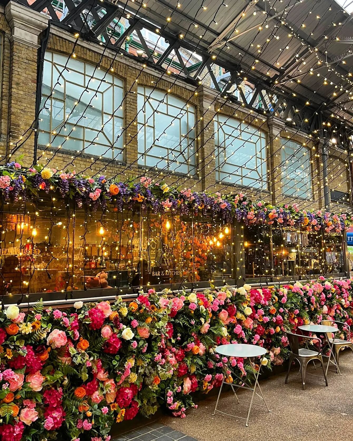 ✨️ A moment for our beautiful conservatory &amp; market side seating ✨️

Book via link in bio or email us: hello@merchantandweaver.co.uk 

❤️🌺🌿✨️
