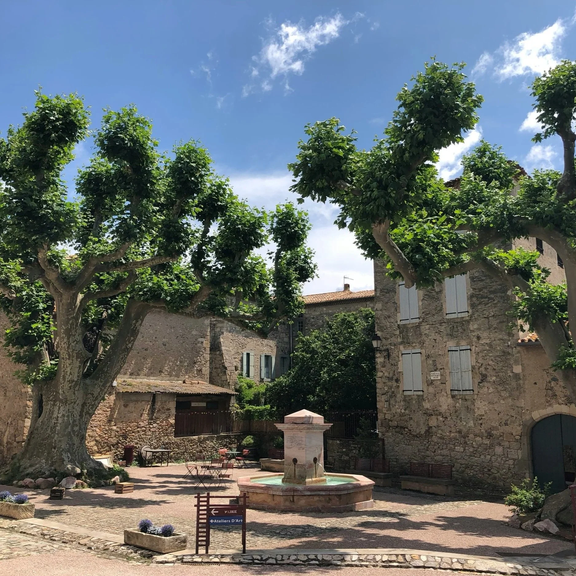 Caunes Minervois, une déesse, une pyxide et un saint