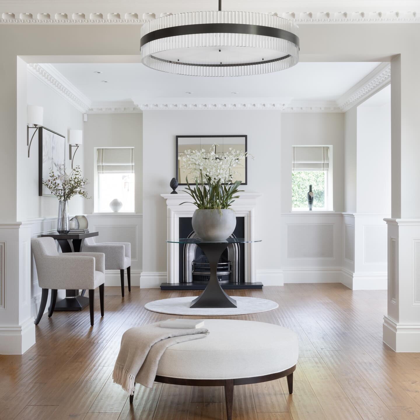 F I R S T  I M P R E S S I O N S

This stunning home is filled with heritage and so much character, so it was vital we were sympathetic to the traditional features whilst giving the space a contemporary update. 

We layered the walls with bespoke pan