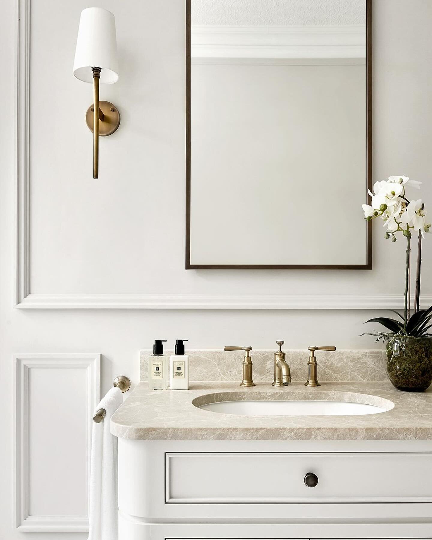 B E A U T Y  I N  S T I L L N E S S 

Introducing a little preview of our recent bathroom shoot in Derbyshire. 

In a delicate balance of simplicity and refinement, each carefully chosen element contributes to a sense of tranquility, from the elegant