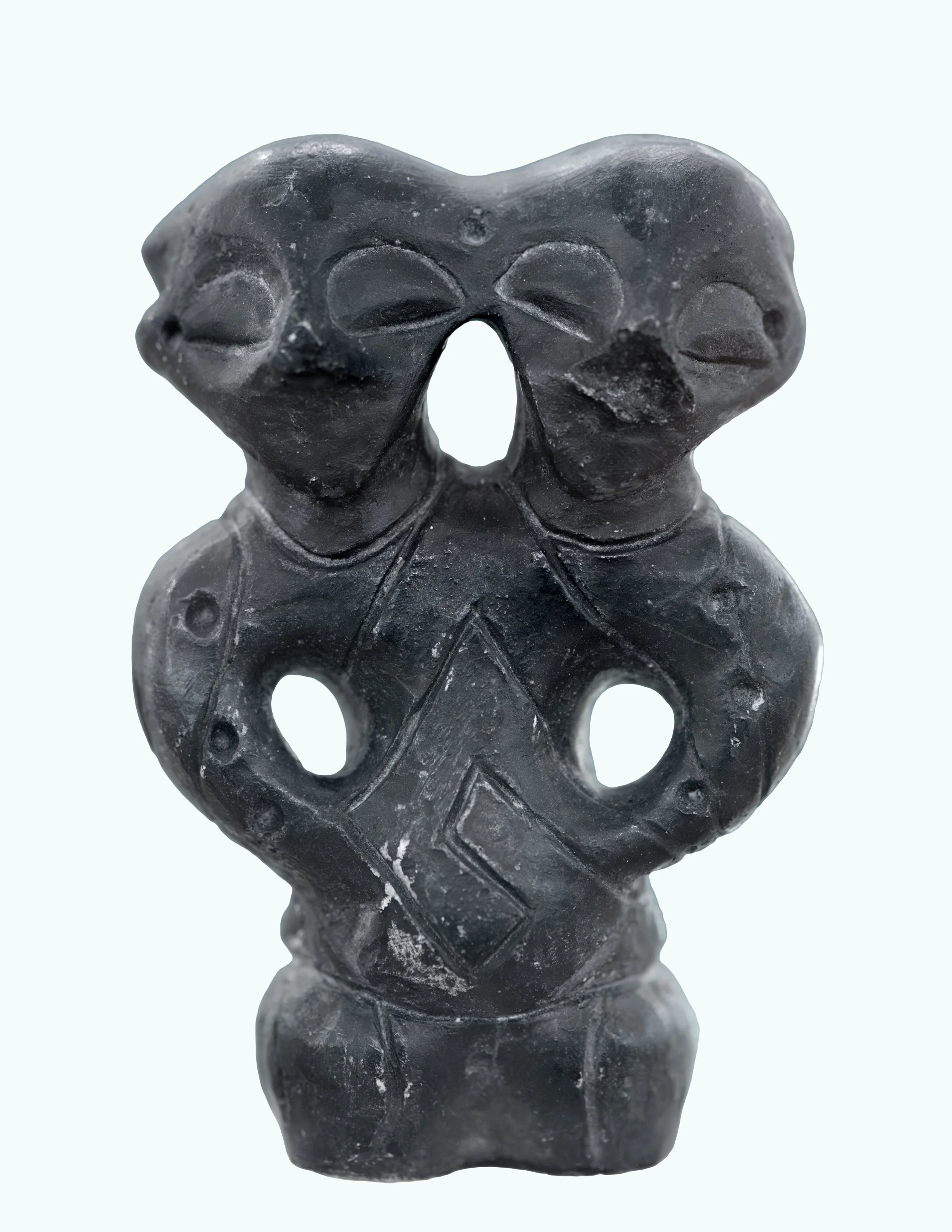 Tämän antropomorfisen figuriinin, terrakottan vatsaan on kuvioitu spiraali, käsivarsia koristelee pienet pallot sekä viivat, jotka jatkuvat  muualle kehoon. Serbiasta löydetty figuriini on peräisin Vinča-kulttuurin ajalta, n. 5000 – 4500 eaa.