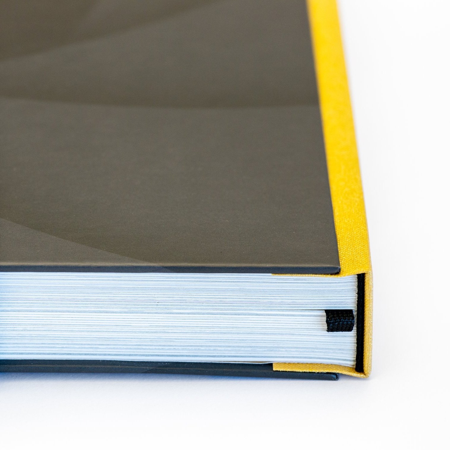 Buch mit aufgesetzer Decke