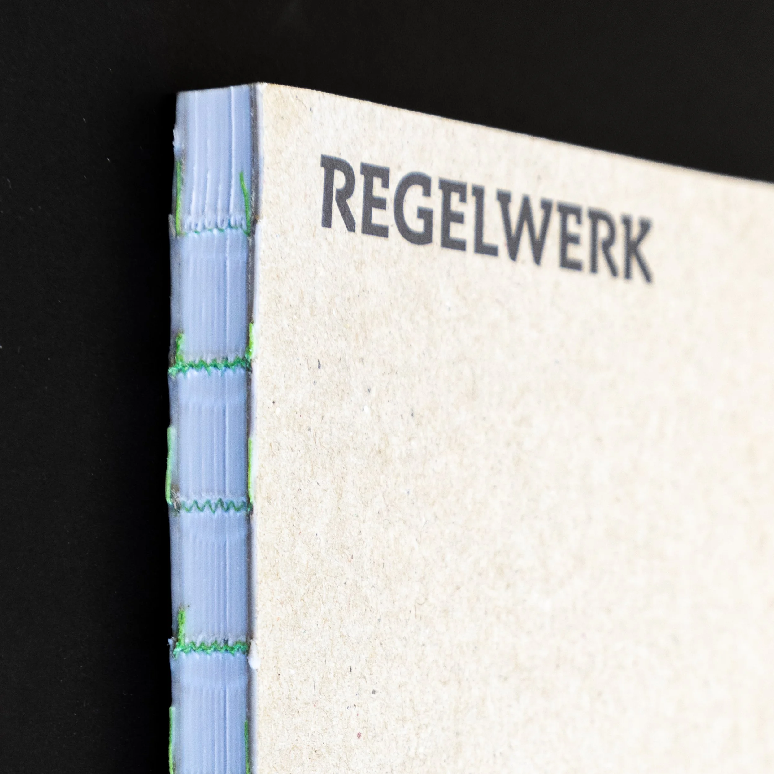 Sichtbare Fadenheftung