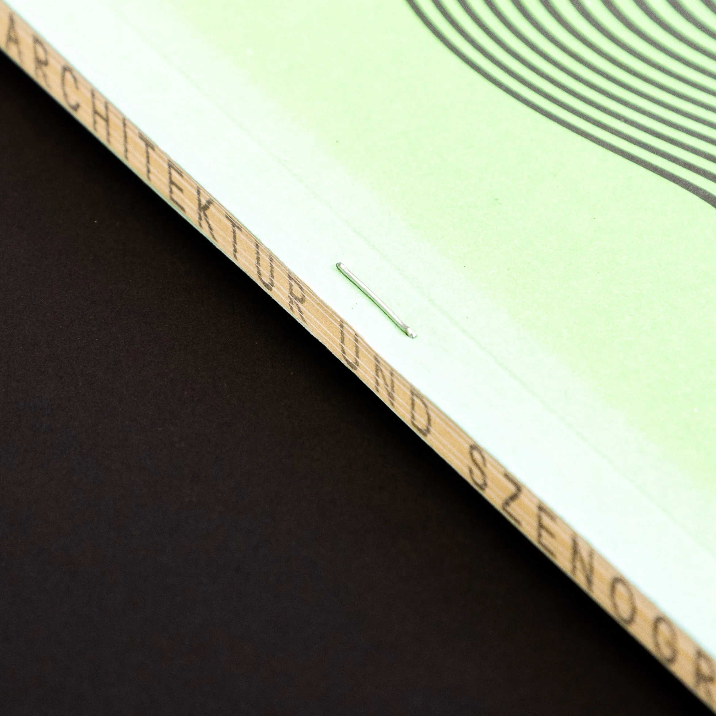 Broschüre in Drahtheftung quer zum Bund