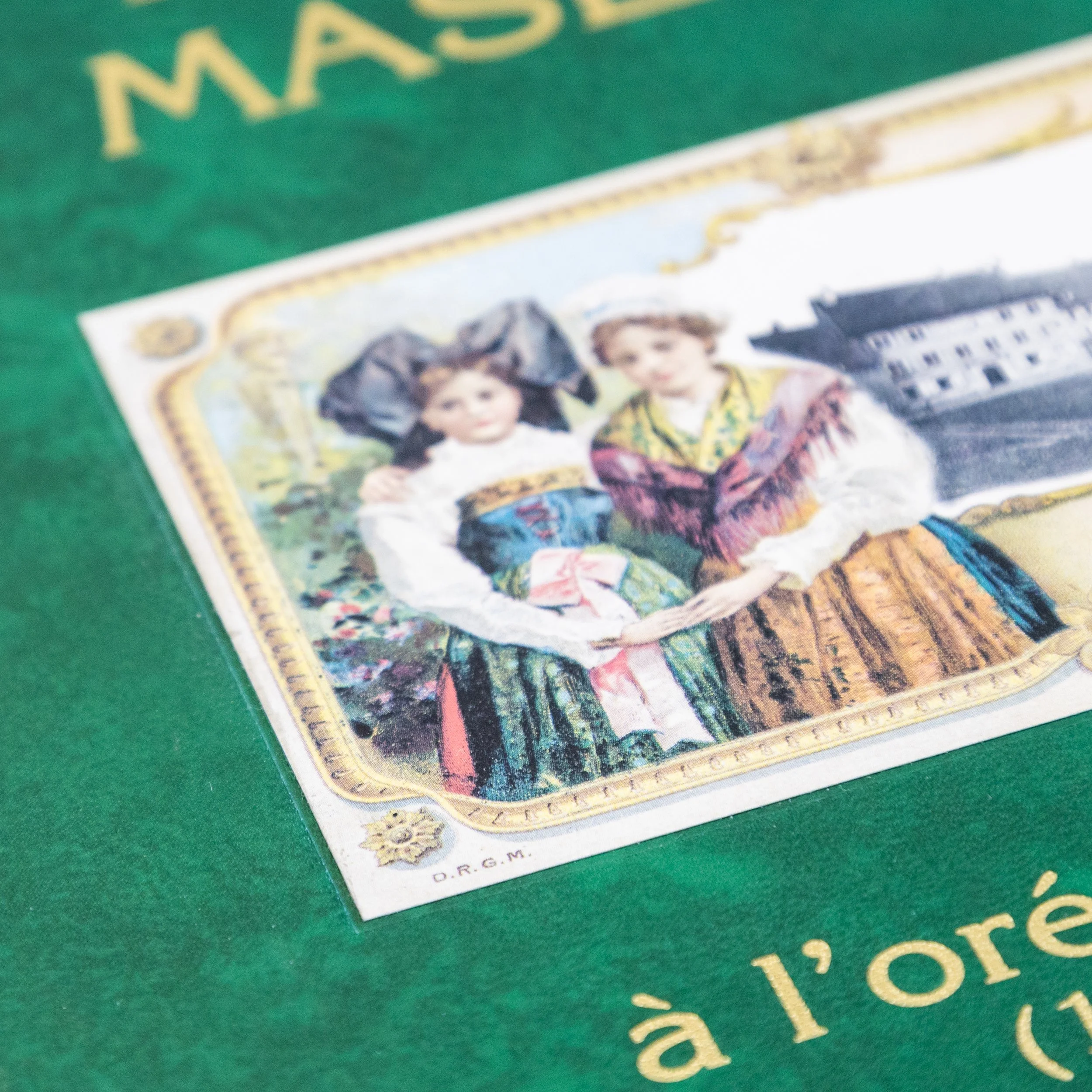 Schilder kleben auf Buchdecke