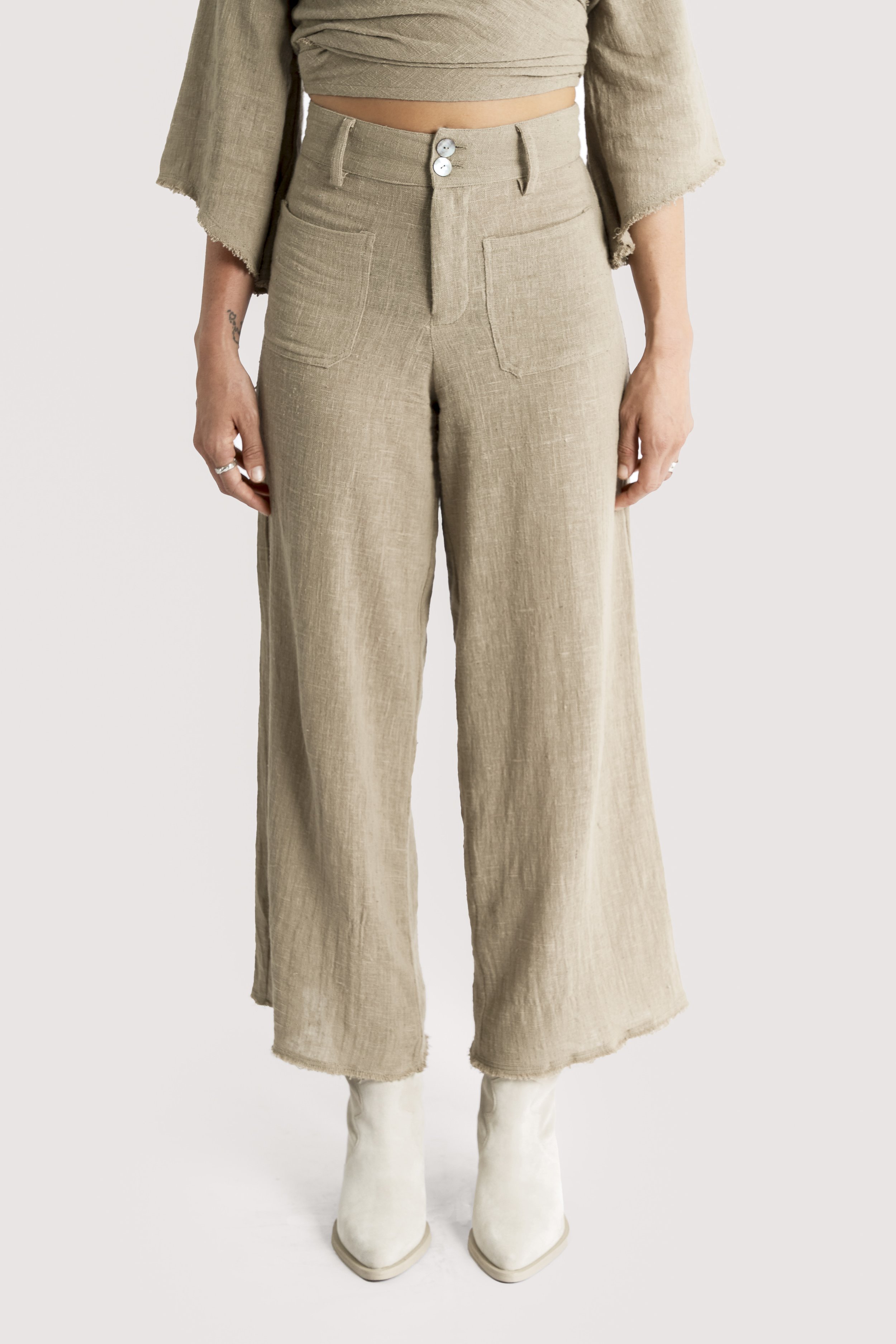 oy-atelier_coco-sailor-pants_beige_frontview-model_natural-coastal-wardrob.jpg