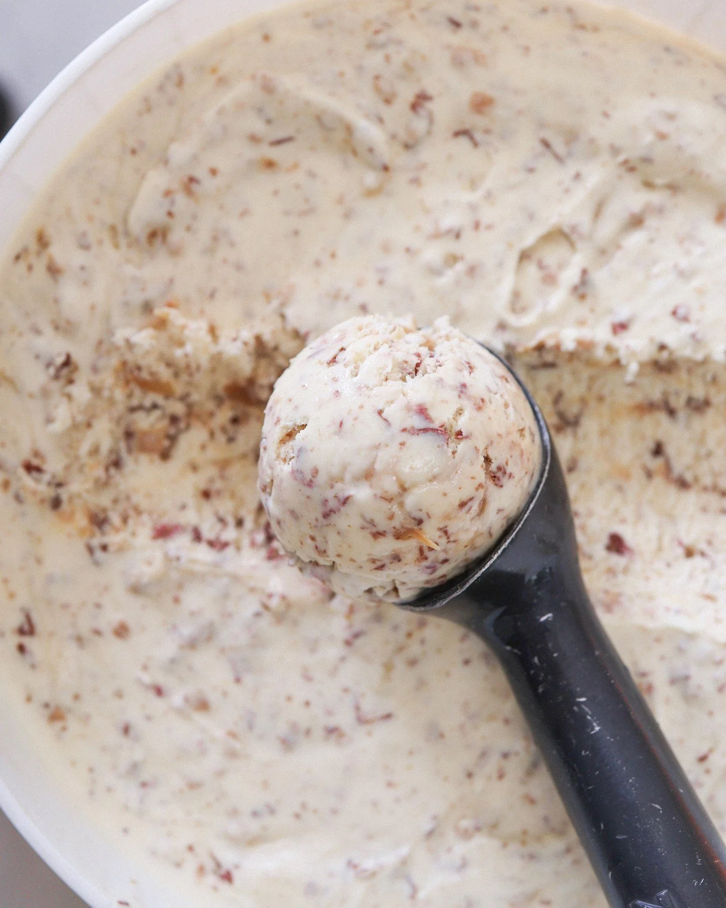 Did anyone else&rsquo;s family growing up make tons and tons of almond roca over the holiday season 👋? To us this flavour is incredibly nostalgic in its sweet simplicity: candied almonds, homemade brown sugar toffee, and freckles of milk chocolate, 