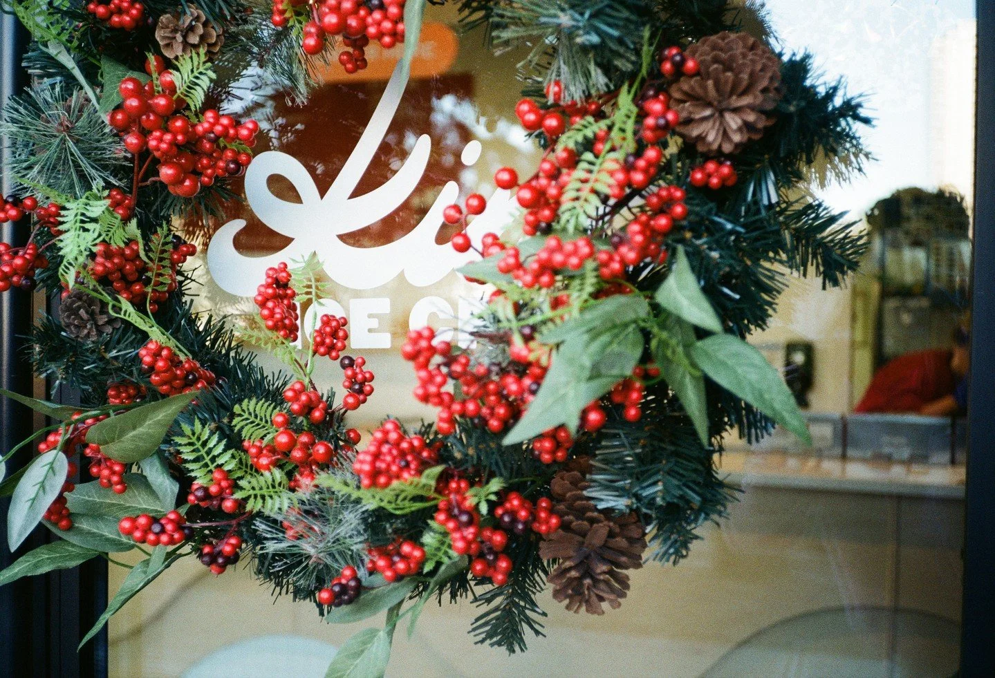 The holiday mood is strong at our W&icirc;hkw&ecirc;nt&ocirc;win shop these days 🎄