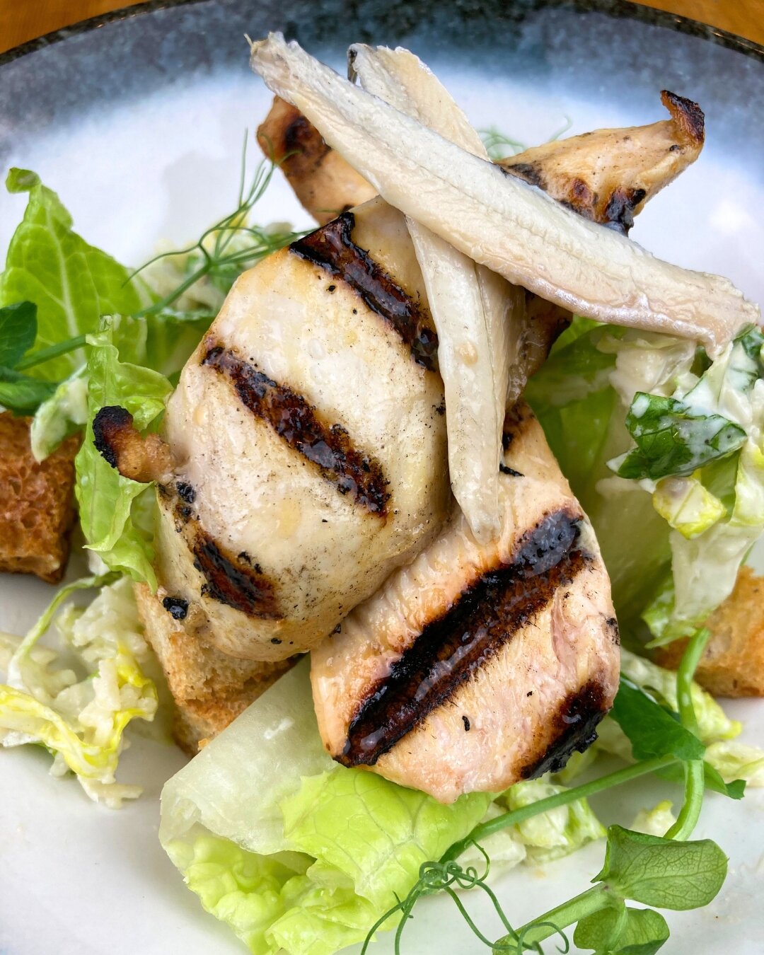 Chicken Caesar salad, romaine lettuce, sourdough croutons, anchovies &amp; grated parmesan 

🍲 Check out our menu and book a table (links in bio)