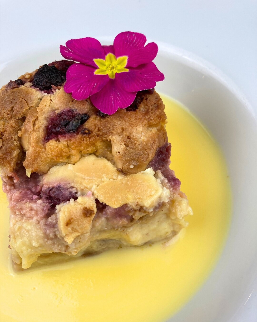 White chocolate &amp; raspberry bread &amp; butter pudding, custard (V) 🌸

🍲 Check out our menu and book a table (links in bio)