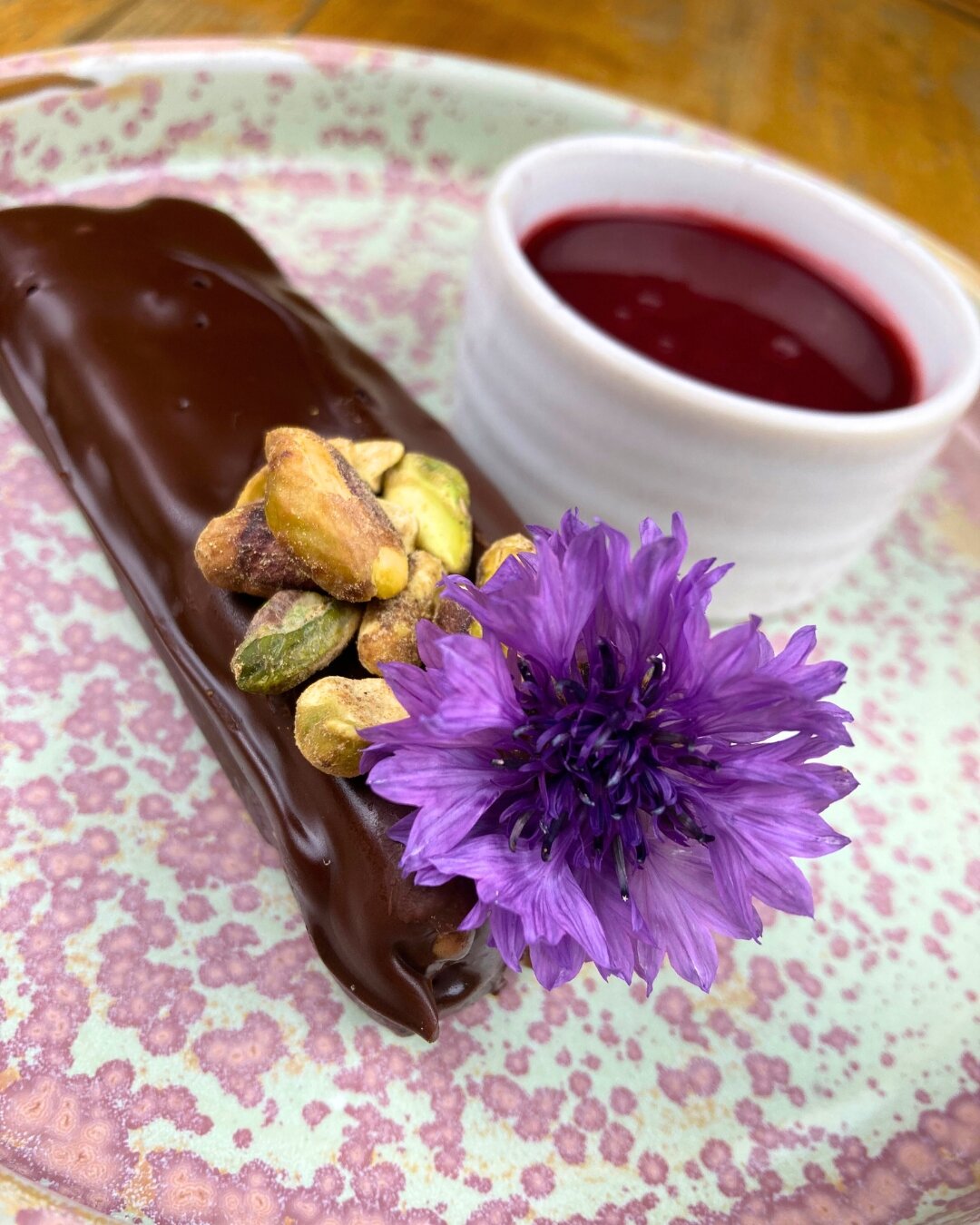 🍫Fruit &amp; nut nougat chocolate bar, apricot &amp; pistachio, raspberry puree (VE)

🍲 Check out our menu and book a table (links in bio)