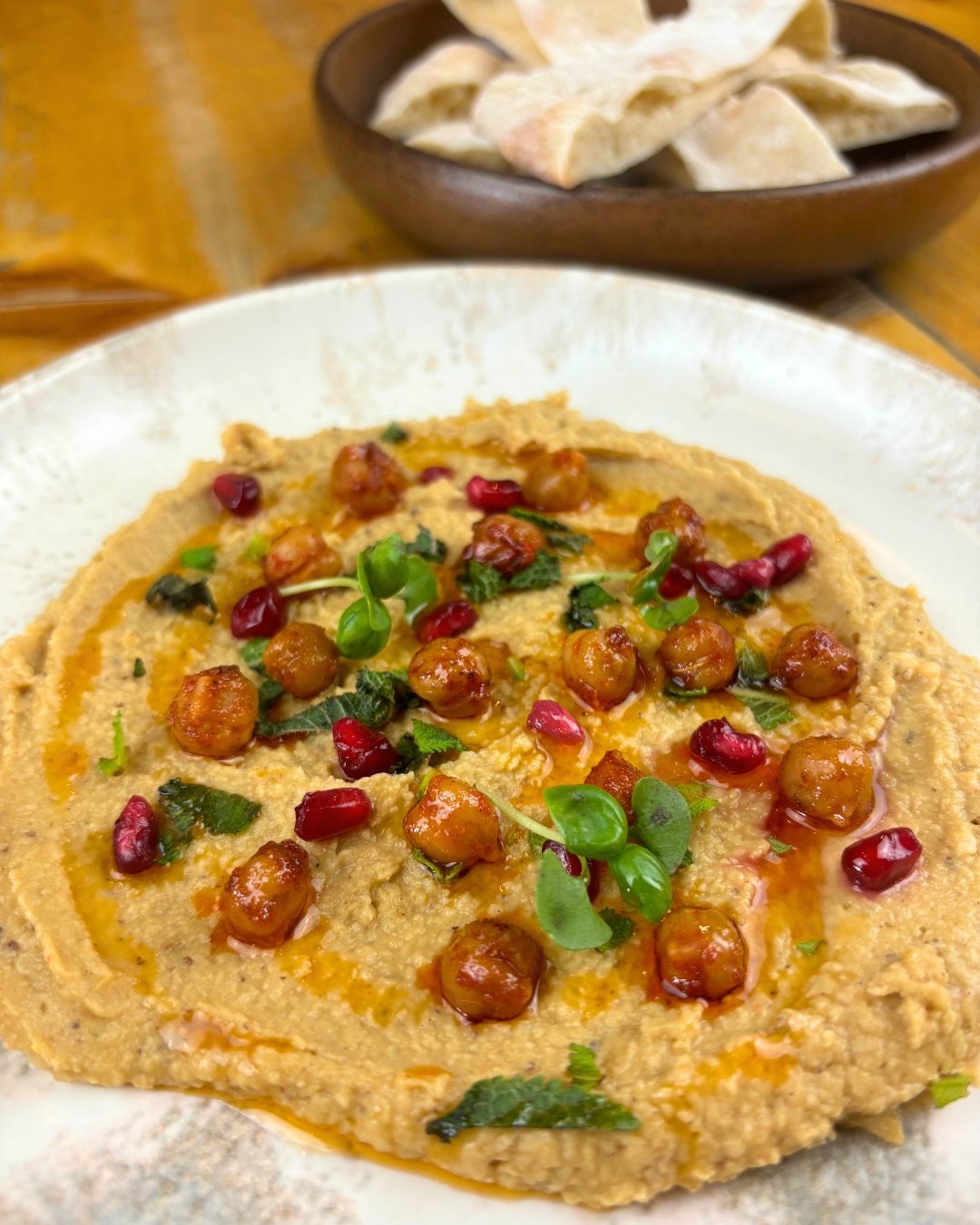 Hummus, spiced chickpeas, mint, pomegranate &amp; flatbread (V) 🌿

🍲 Check out our menu and book a table (links in bio)

#Foodstagram #Foodie #Instafood #BirminghamEats #BrumFood #BirminghamRestaurants #BirminghamFoodie