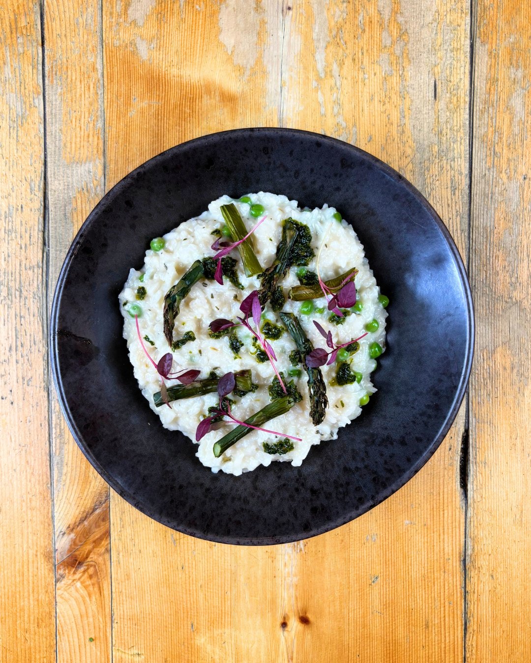 Pea, asparagus &amp; lemon risotto, parmesan &amp; wild garlic pesto (V) 🫛

🍽️ chequerscutnallgreen.co.uk