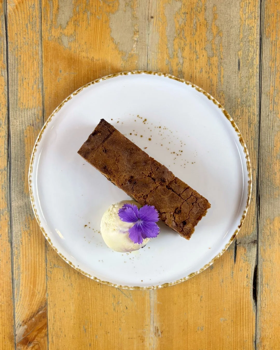 White chocolate &amp; blackberry blondie, blackcurrant clotted ice cream 🍫

🍽️ Menus &amp; Bookings: chequerscutnallgreen.co.uk