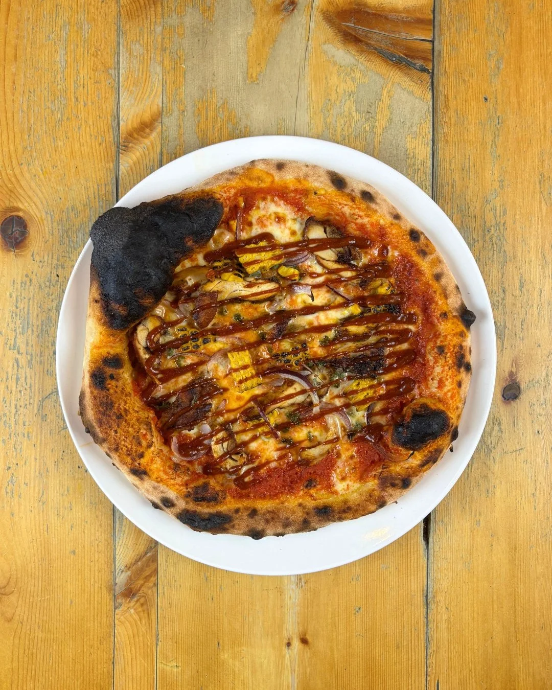 BBQ chicken pizza with Cajun chicken, charred corn, red onion &amp; BBQ sauce 🍕

🍽️ Menus &amp; Bookings: chequerscutnallgreen.co.uk